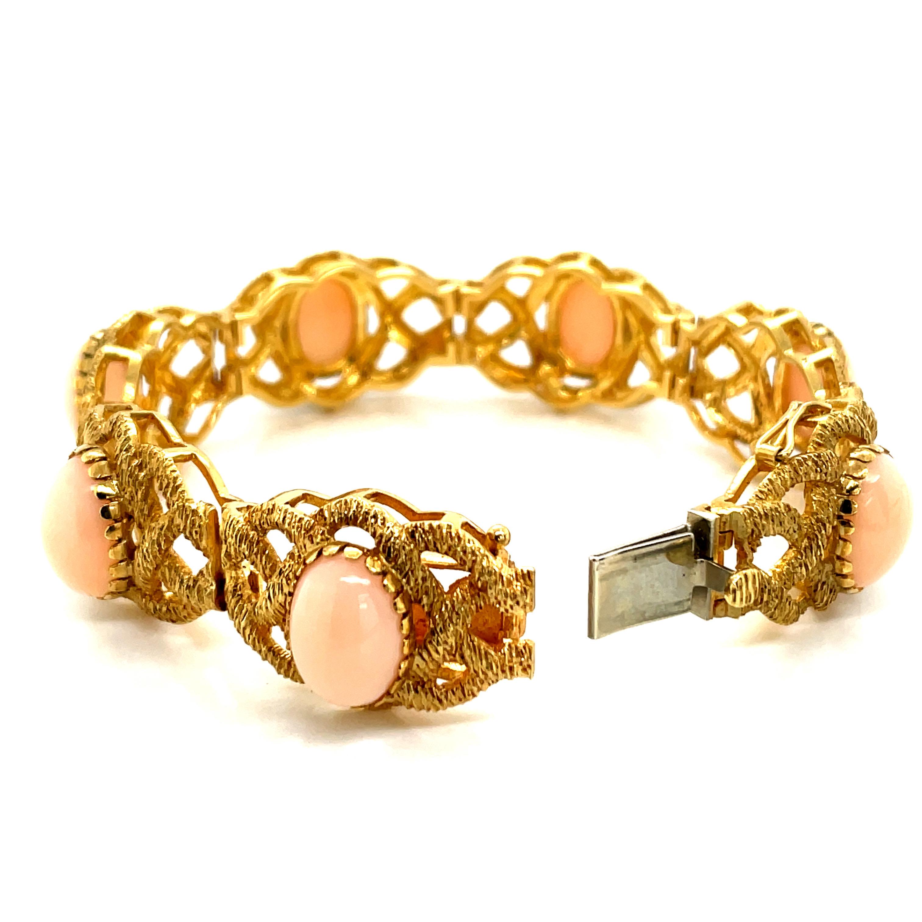 Vintage 18k Yellow Gold Wide Bracelet with Oval Pink Coral Gemstones For Sale 2