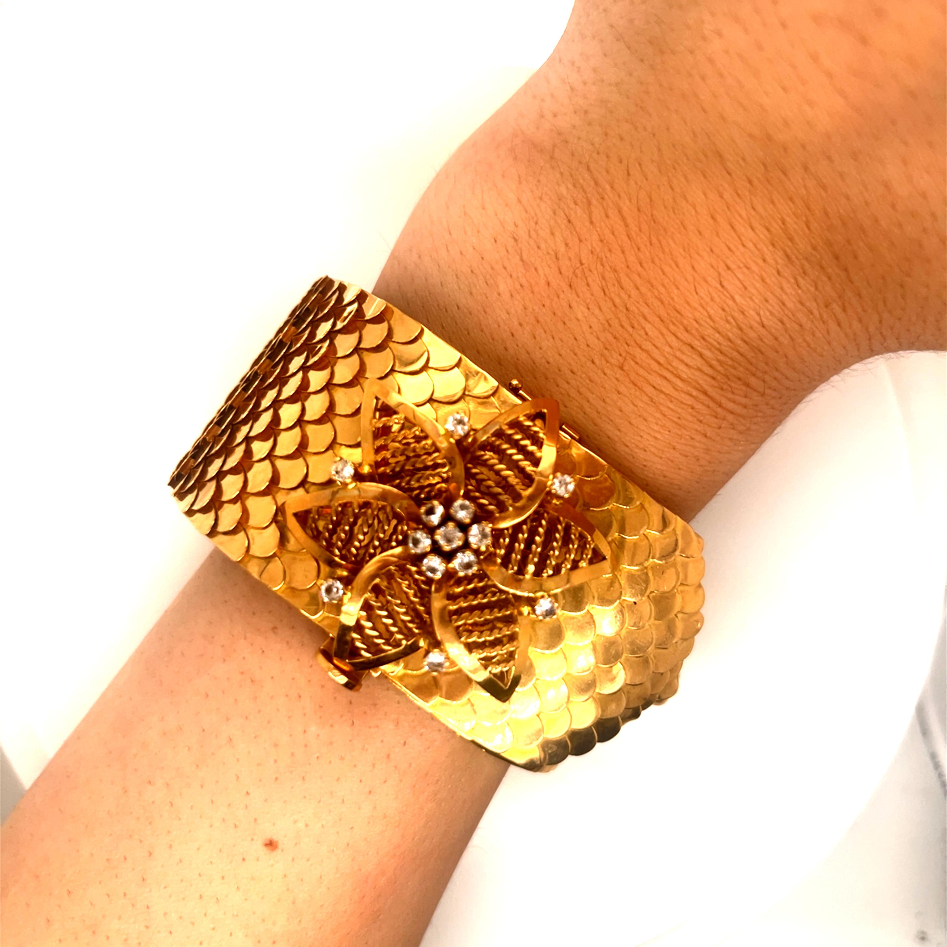 Bracciale largo Cleopatra a squame di pesce d'epoca in oro giallo 18k

Questo straordinario braccialetto vintage esemplifica l'estetica audace e lussuosa dell'alta gioielleria degli anni '60 con la sua scala drammatica e l'eccezionale
