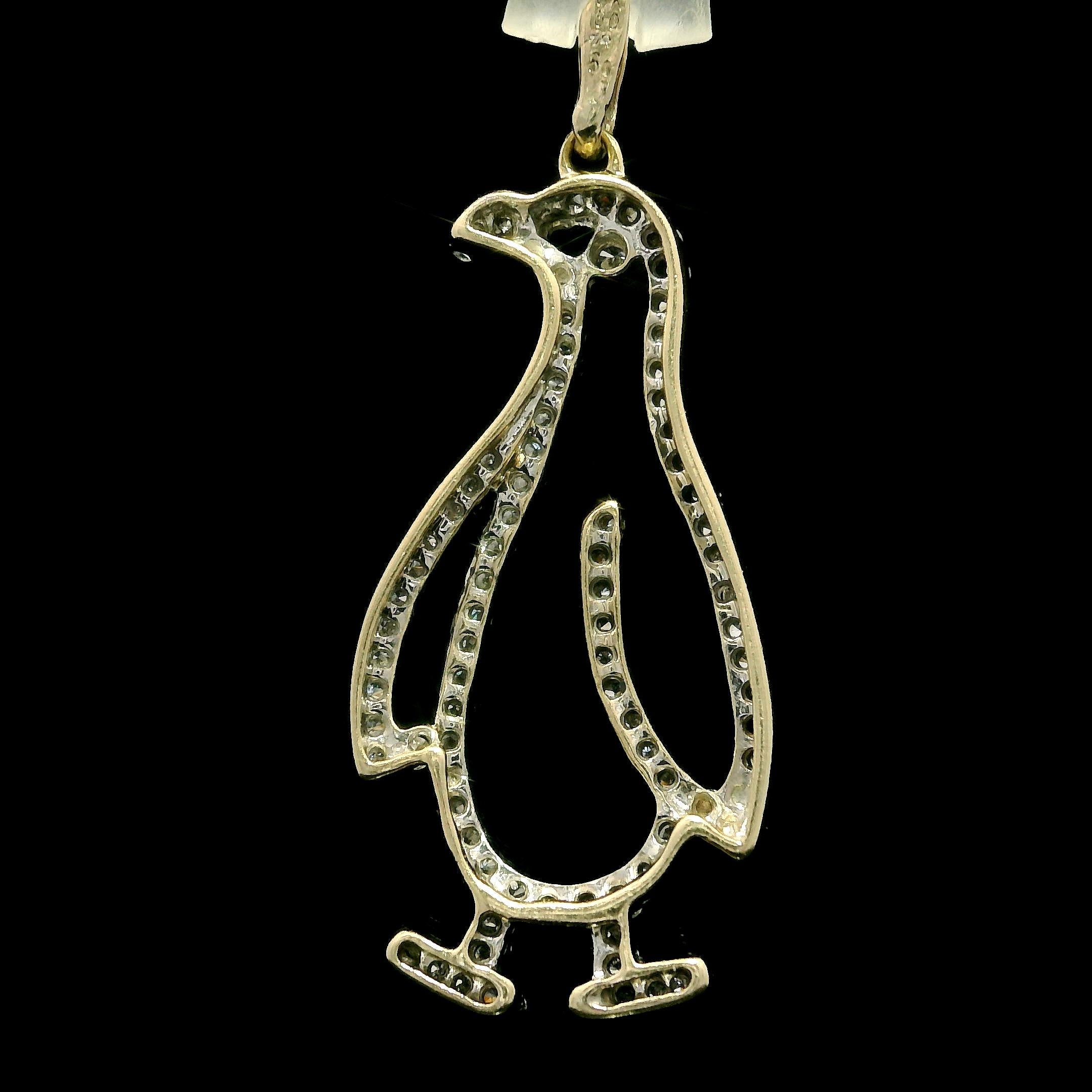 Taille ronde Pendentif vintage en or jaune et blanc 18k 0.40ctw Diamond Cutout Penguin Charm en vente