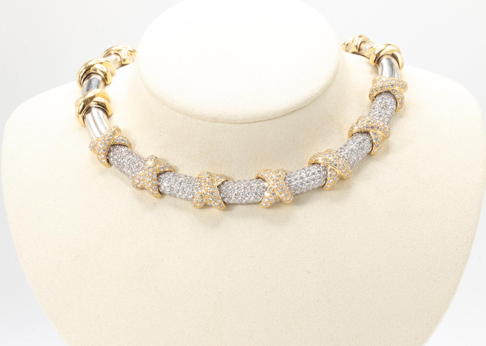 Vintage 18K Yellow & White Gold 12 Carat Diamond Chocker Necklace

Extraordinaire chef-d'œuvre vintage réalisé en or jaune et blanc 18 carats, ce tour de cou en diamants incarne une sophistication intemporelle et un savoir-faire exceptionnel. Conçue