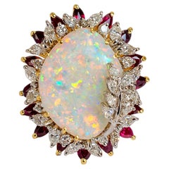Bague cocktail vintage en or jaune et blanc 18 carats avec opale australienne, halo de rubis et diamants