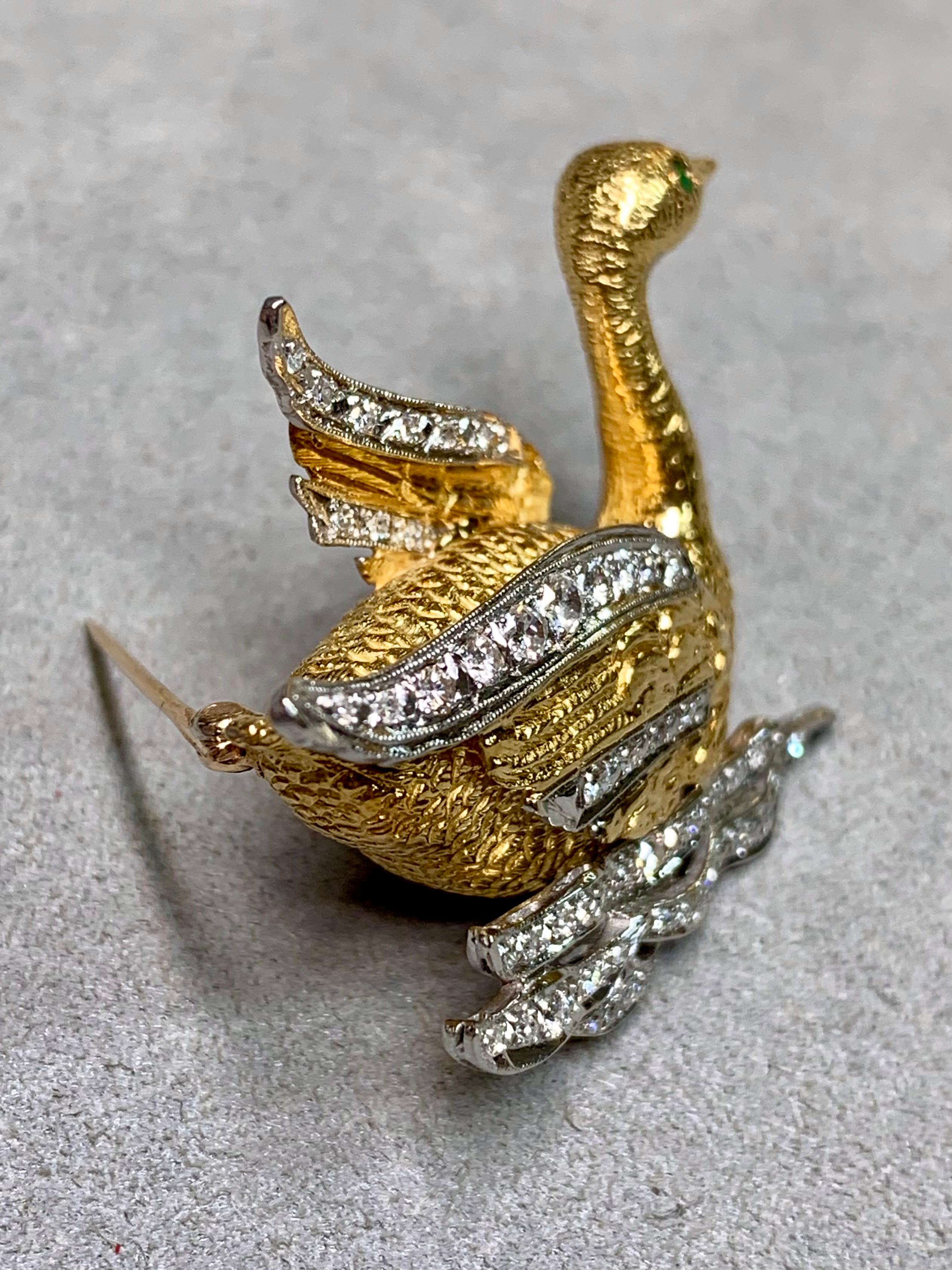 
Un broche finamente elaborado con la elegante forma de un cisne estilizado, diseñado en rico oro amarillo y blanco de 18 quilates. La pieza muestra una hermosa textura en las plumas, realzada por brillantes diamantes redondos que acentúan las alas