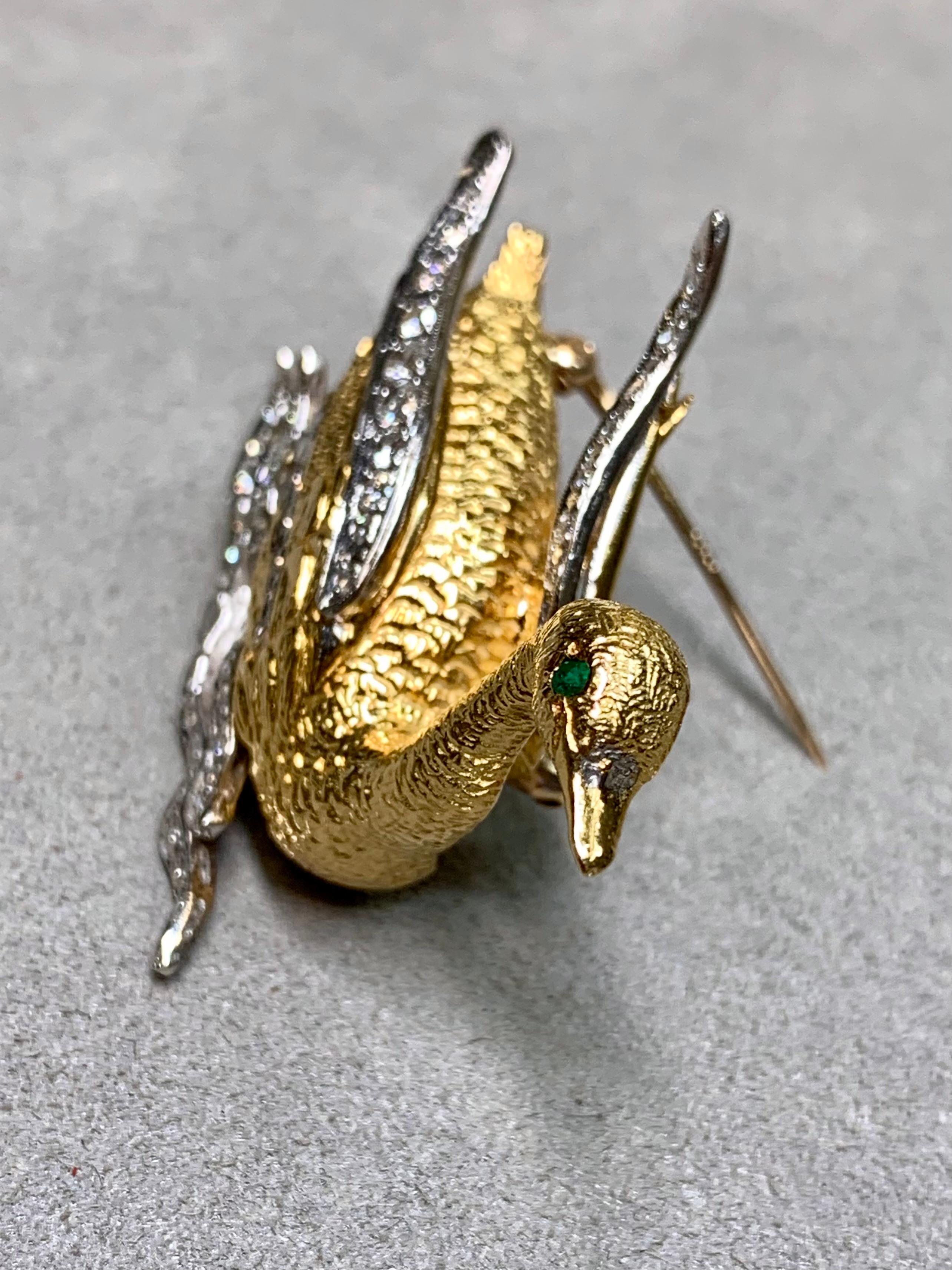 Broche cisne vintage de oro amarillo y blanco de 18 quilates con textura de diamantes y esmeraldas Corte redondo en venta