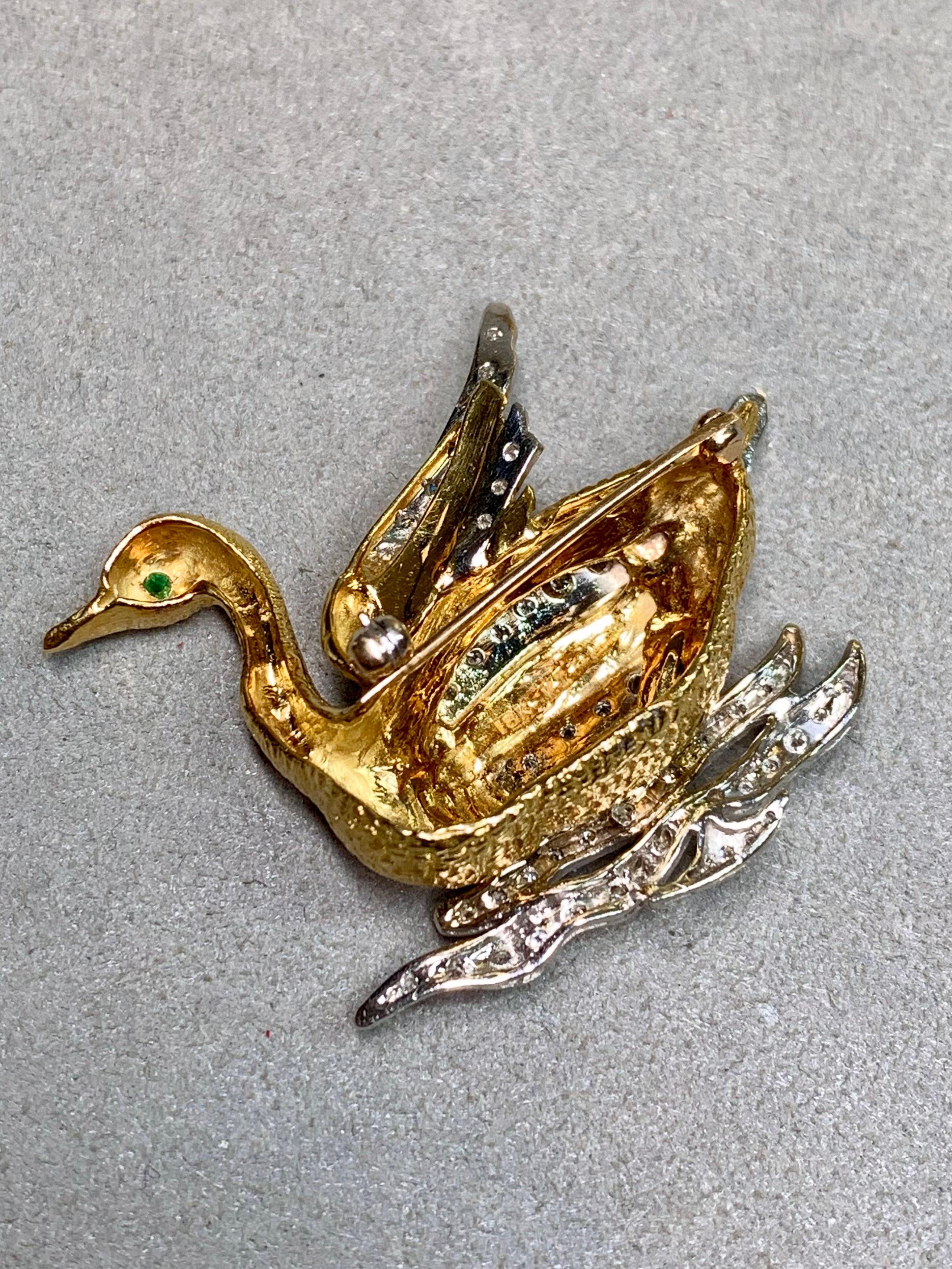 Broche cisne vintage de oro amarillo y blanco de 18 quilates con textura de diamantes y esmeraldas en Bueno estado para la venta en Winter Springs, FL