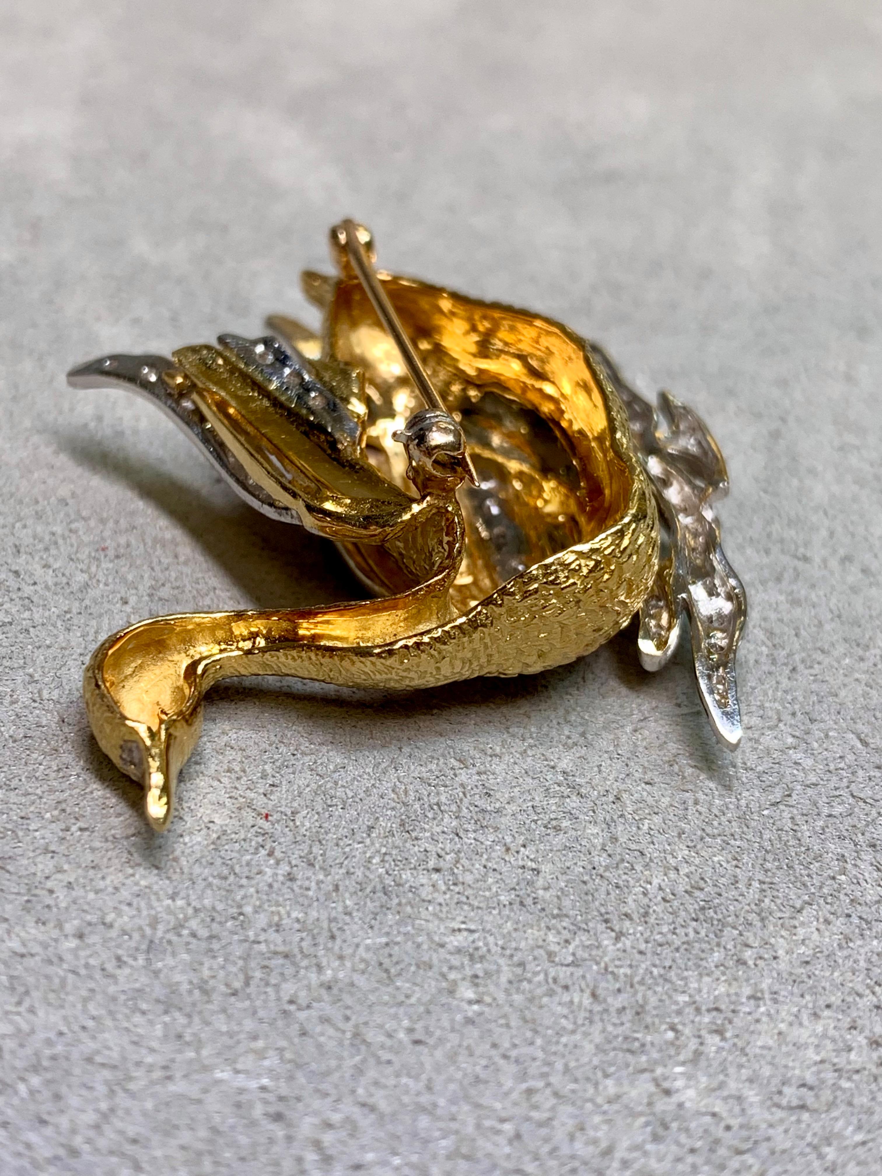 Femenino o masculino Broche cisne vintage de oro amarillo y blanco de 18 quilates con textura de diamantes y esmeraldas en venta