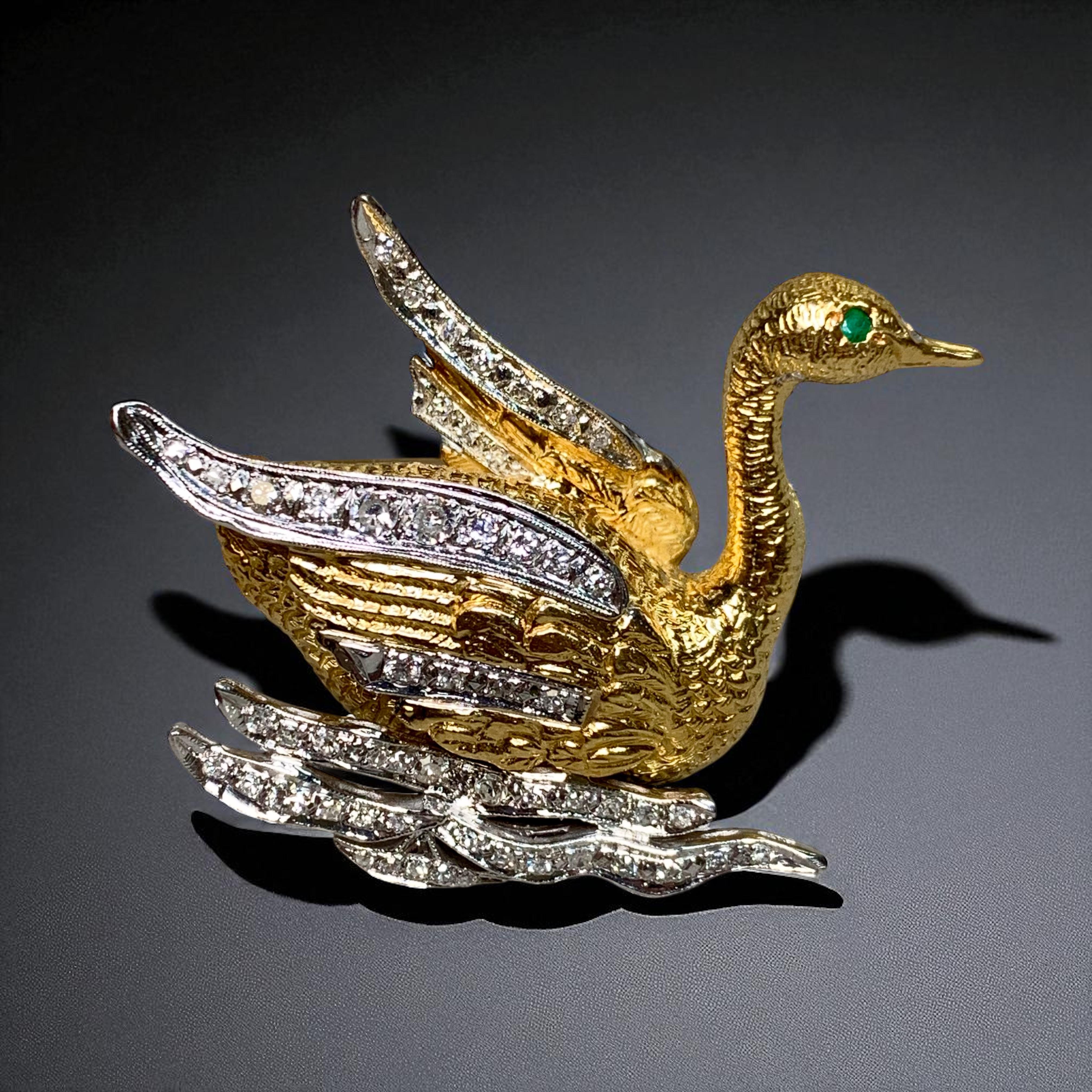 Broche cisne vintage de oro amarillo y blanco de 18 quilates con textura de diamantes y esmeraldas en venta 3