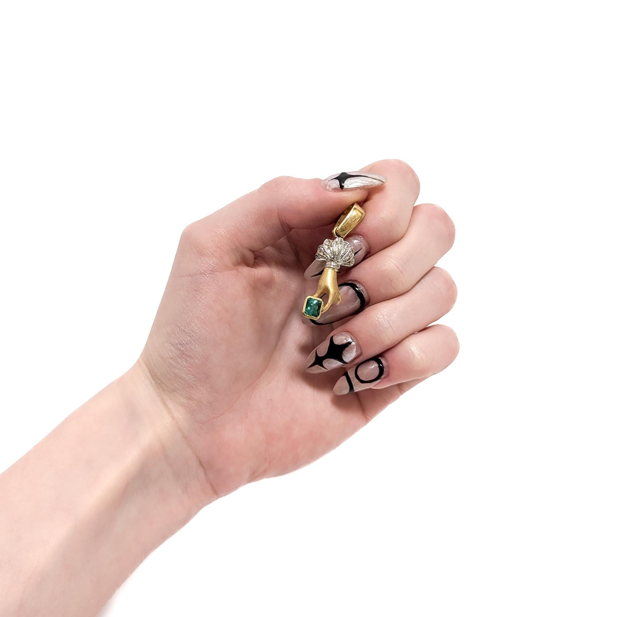 Taglio smeraldo Ciondolo a forma di mano figurata in oro giallo e bianco 18 carati, smeraldo e diamante d'epoca in vendita