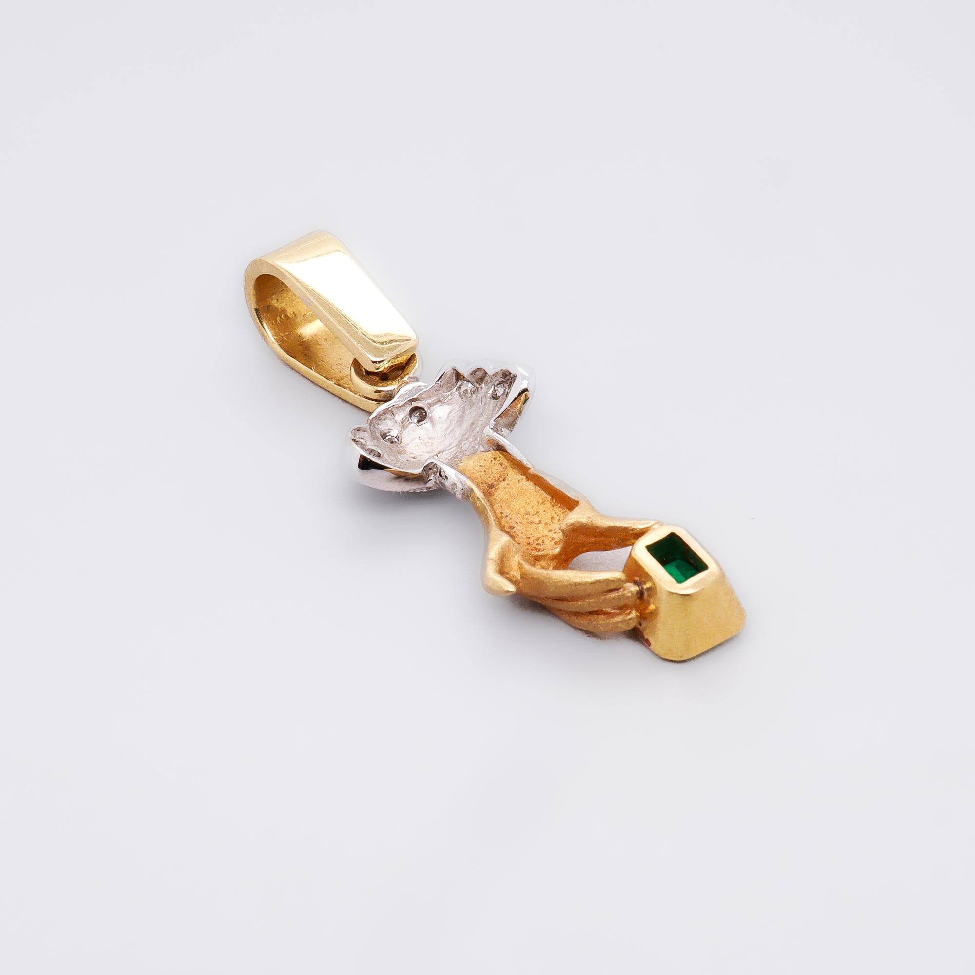 Ciondolo a forma di mano figurata in oro giallo e bianco 18 carati, smeraldo e diamante d'epoca in vendita 3