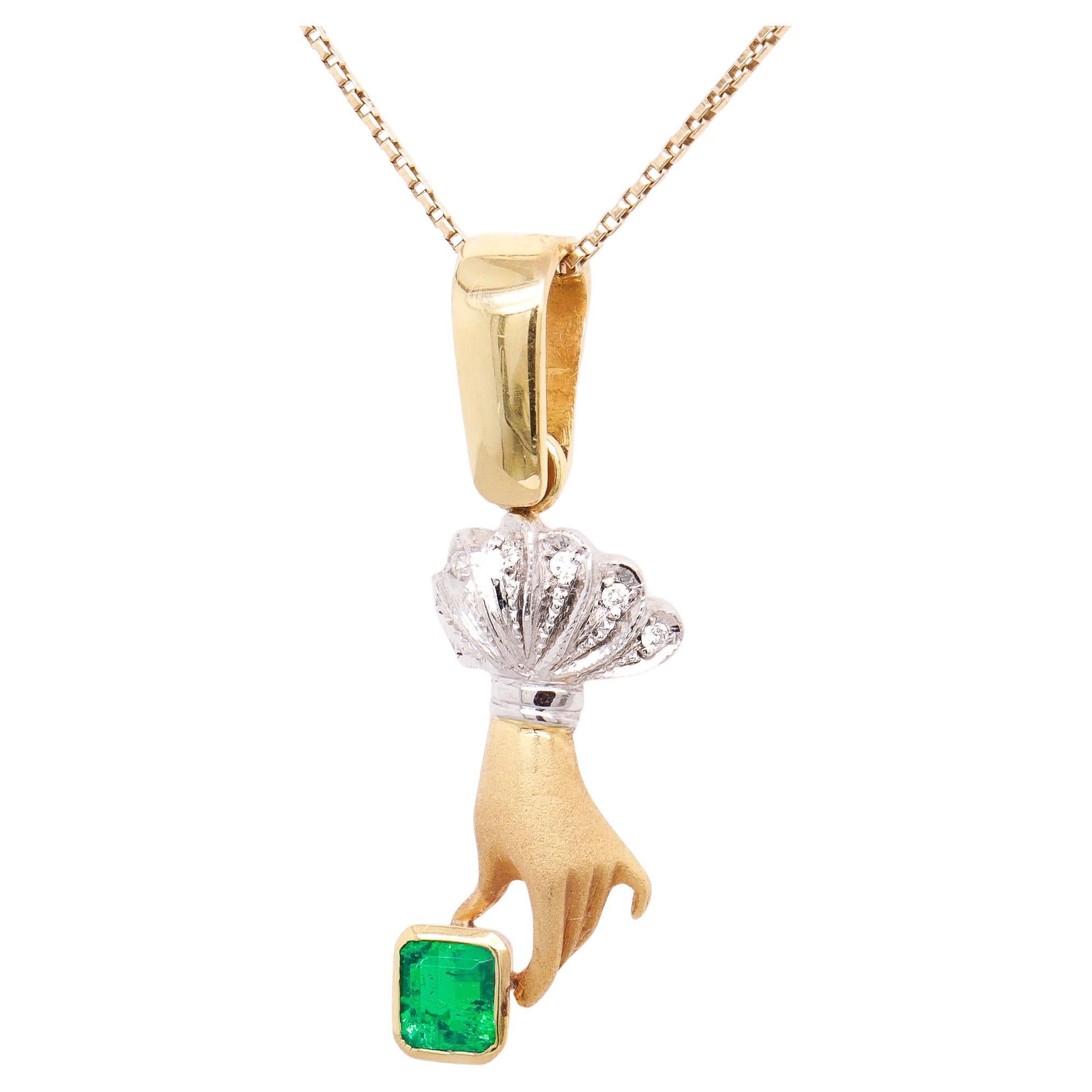 Ciondolo a forma di mano figurata in oro giallo e bianco 18 carati, smeraldo e diamante d
epoca in vendita