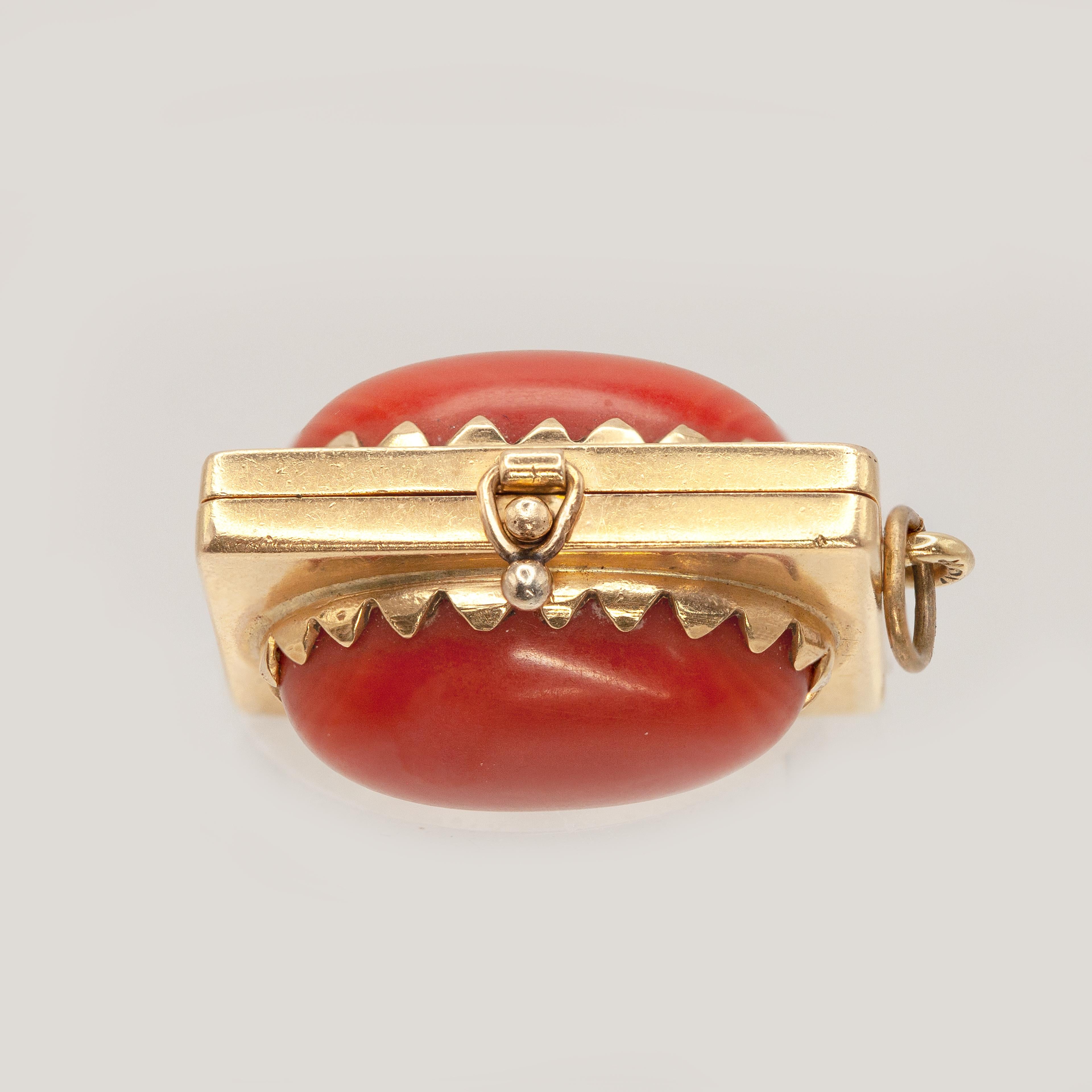 Ciondolo a forma di medaglione doppio laterale in corallo rosso d'epoca 18K YG in vendita 5