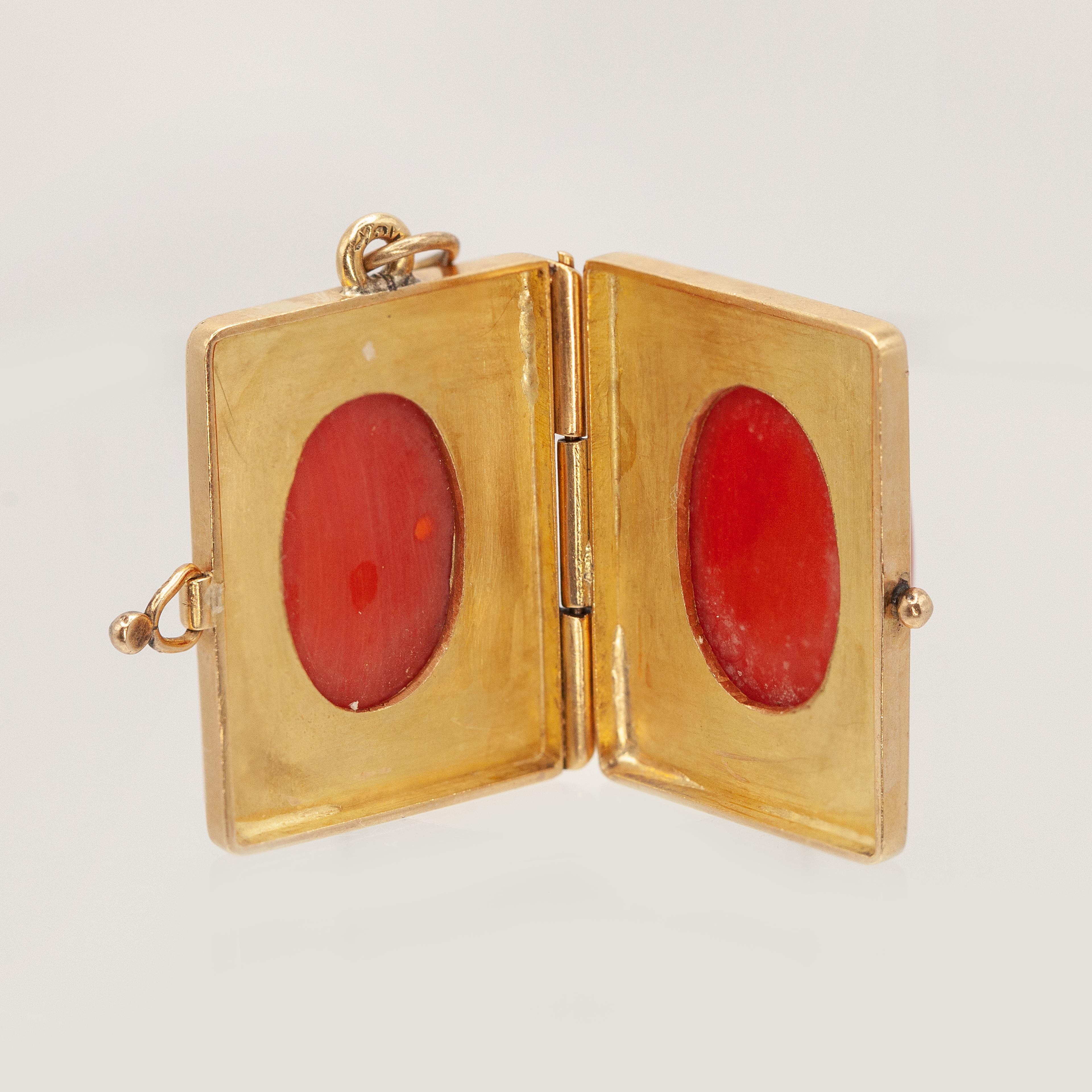 Moderno Ciondolo a forma di medaglione doppio laterale in corallo rosso d'epoca 18K YG in vendita