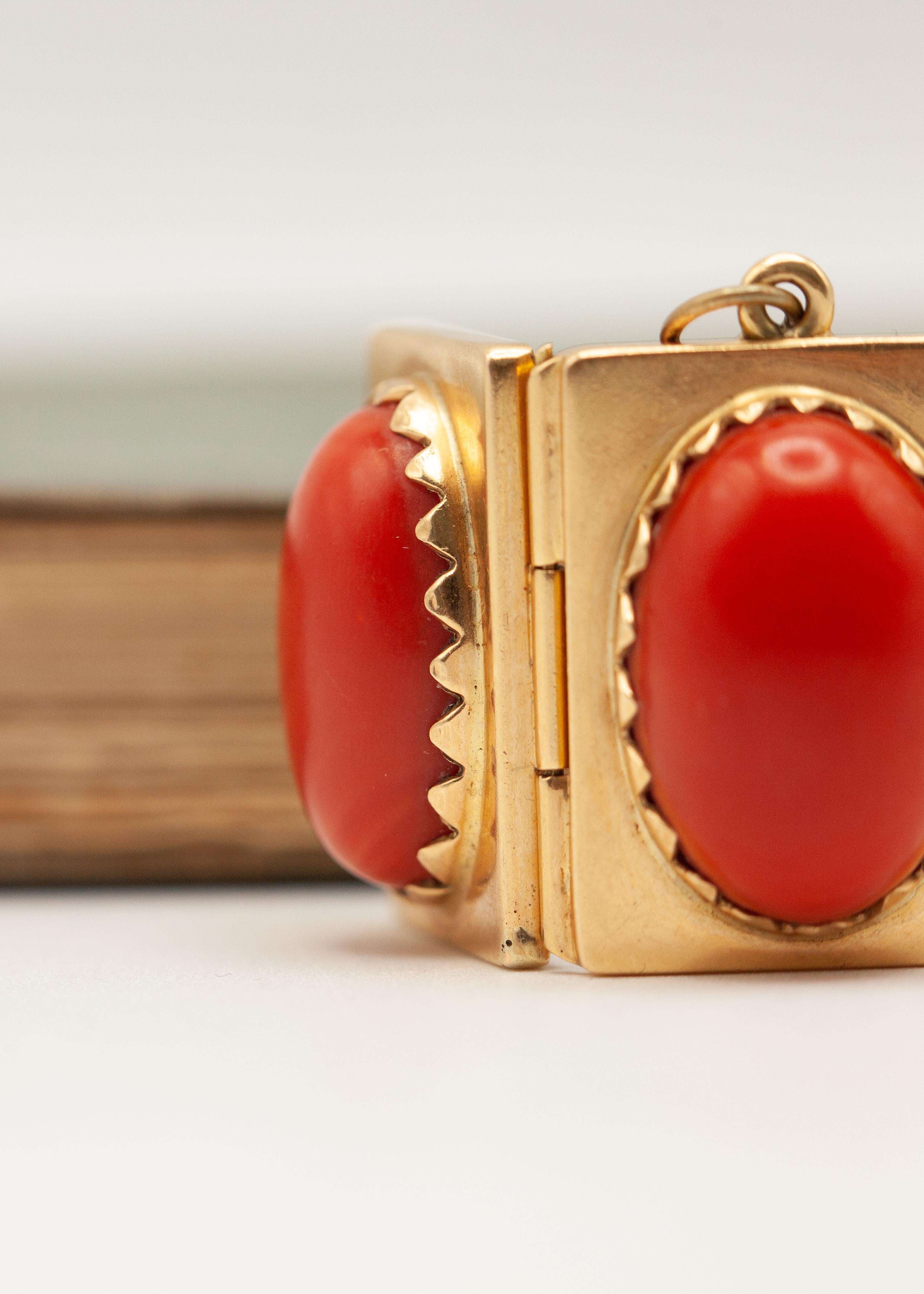 da uomo o donna Ciondolo a forma di medaglione doppio laterale in corallo rosso d'epoca 18K YG in vendita