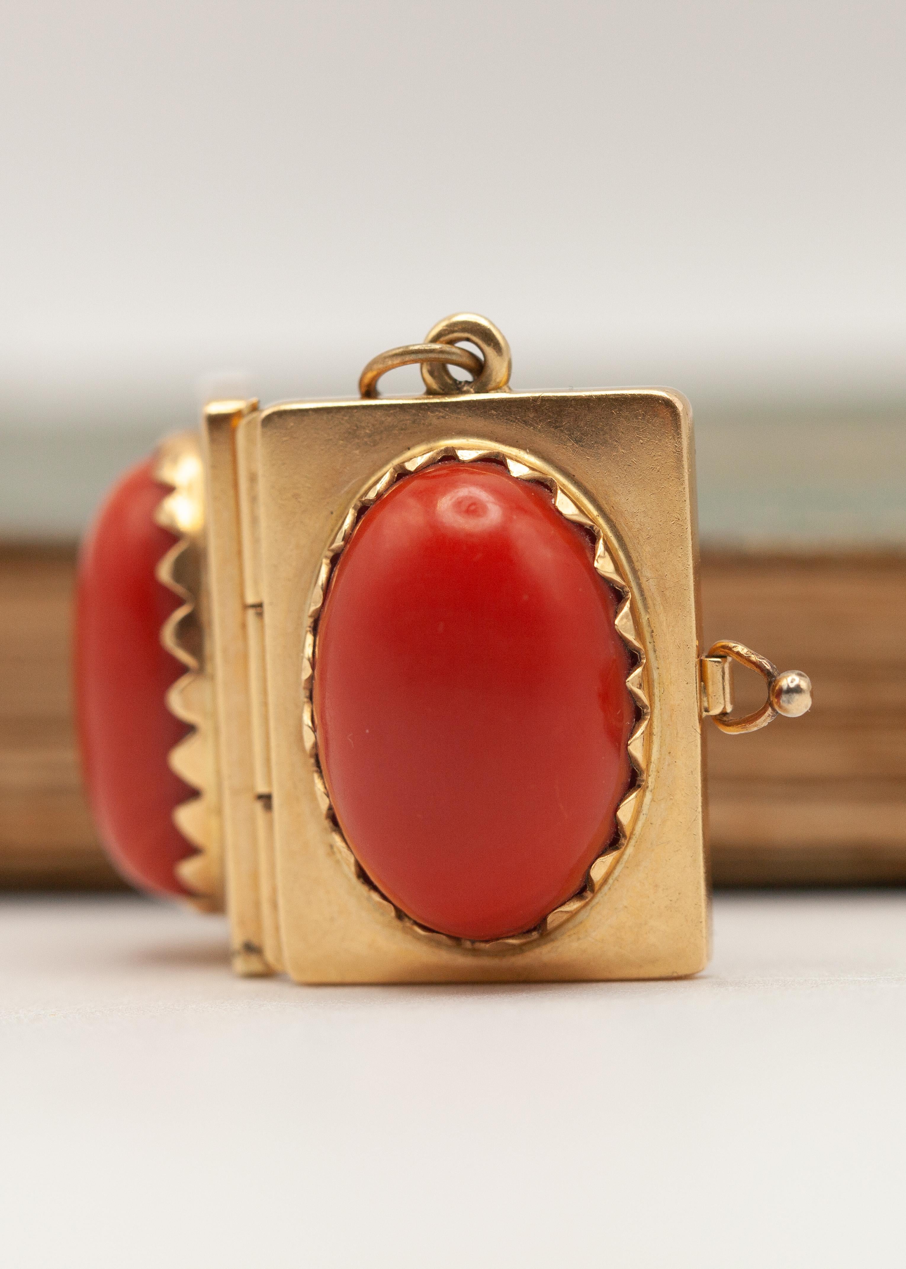 Ciondolo a forma di medaglione doppio laterale in corallo rosso d'epoca 18K YG in vendita 2
