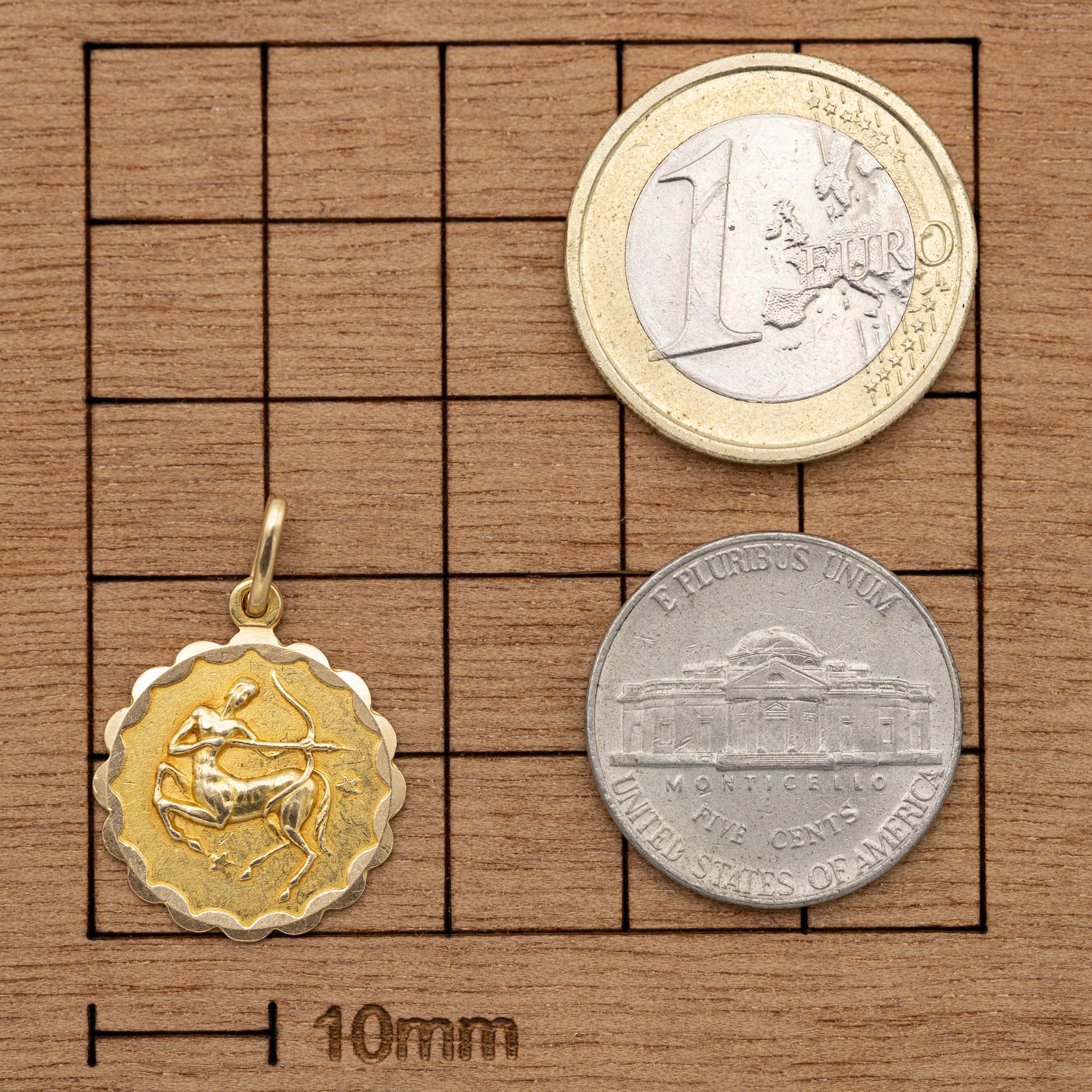 Vintage 18k zodiac pendant - Sagittarius charm - solid yellow gold - Star sign In Good Condition For Sale In Antwerp, BE