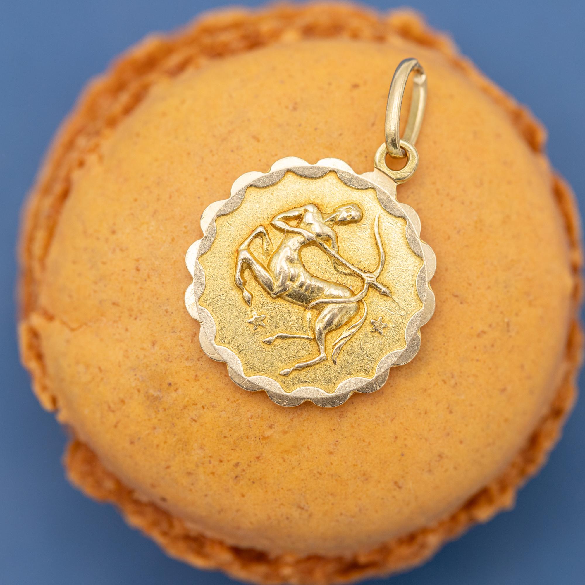 Women's or Men's Vintage 18k zodiac pendant - Sagittarius charm - solid yellow gold - Star sign For Sale