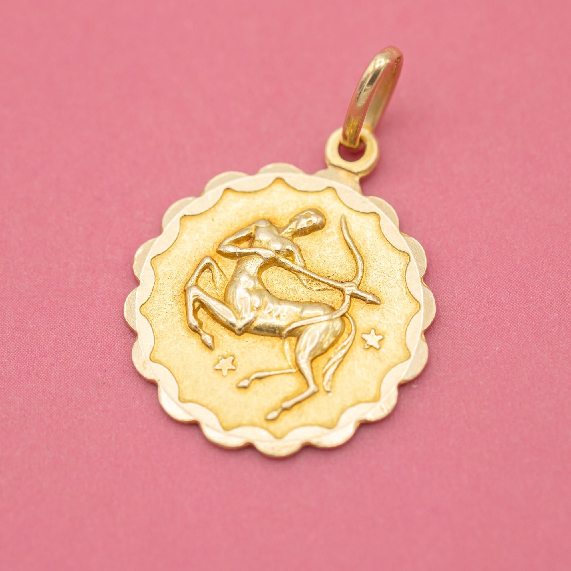 Vintage 18k zodiac pendant - Sagittarius charm - solid yellow gold - Star sign For Sale 1