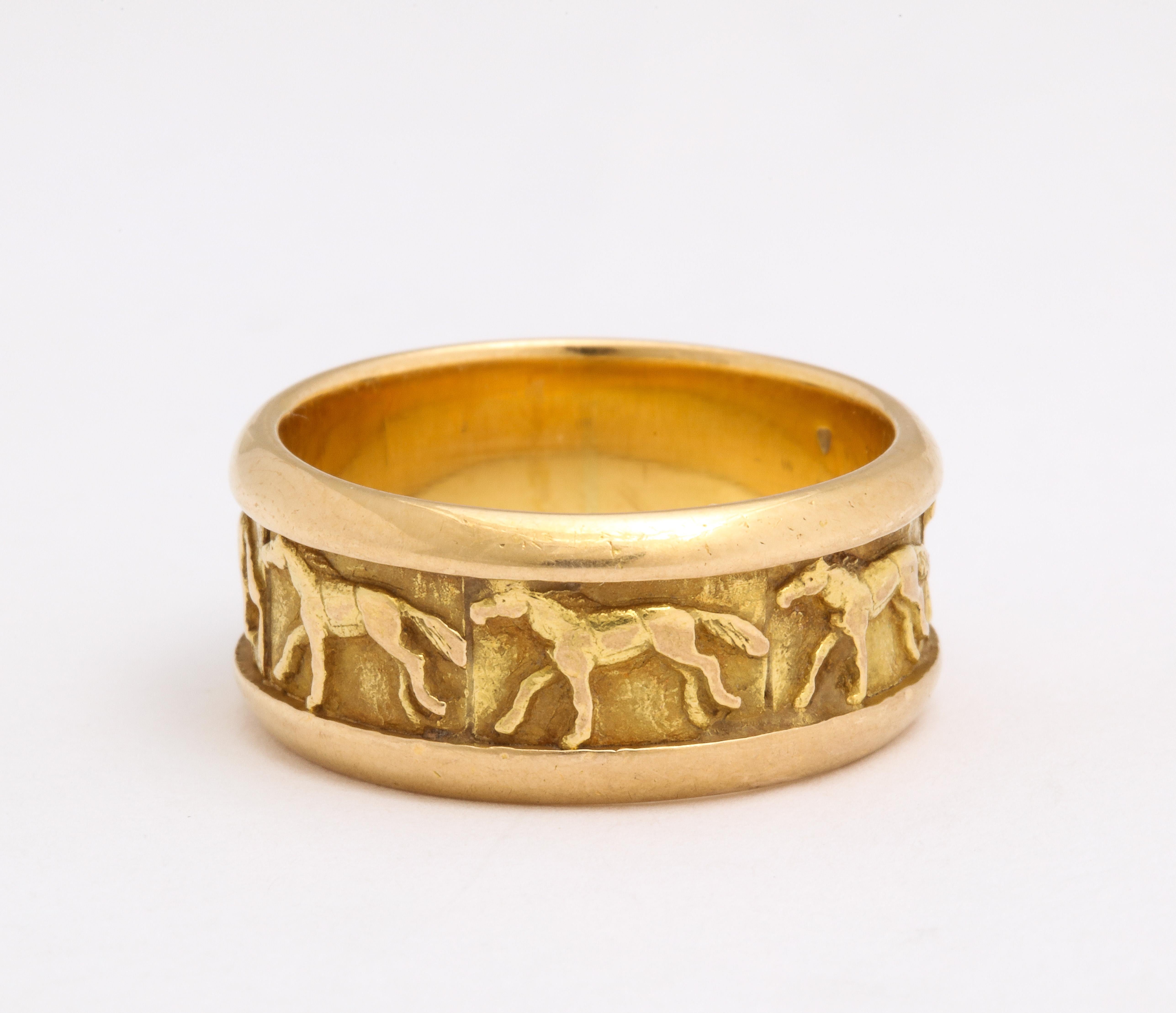 Vintage 18Kt Equestrian Band Ring. c. 1960-70 In Excellent Condition For Sale In Stamford, CT