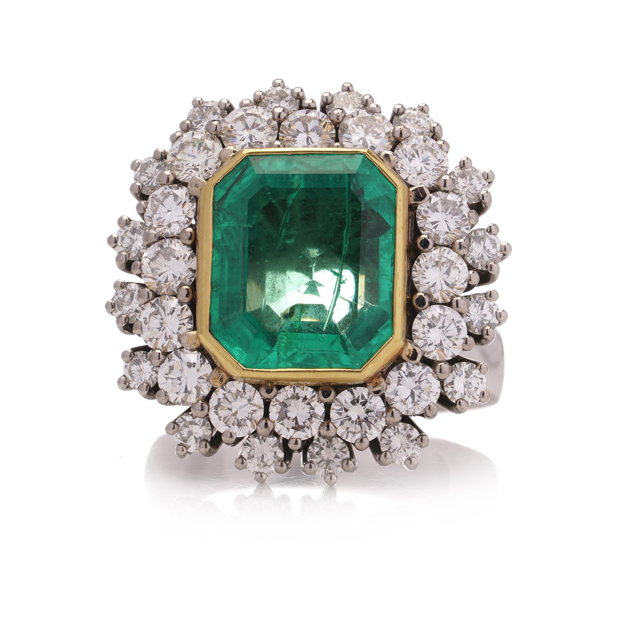 Vintage 18kt. gold 8.50 carats of Natural Colombian emerald cluster ring  For Sale 2
