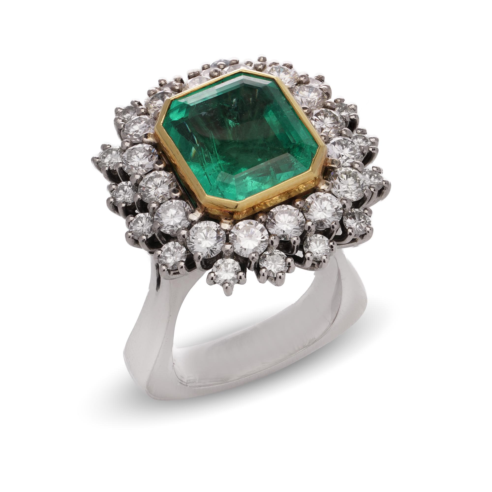 Vintage 18kt. gold 8.50 carats of Natural Colombian emerald cluster ring  For Sale 4