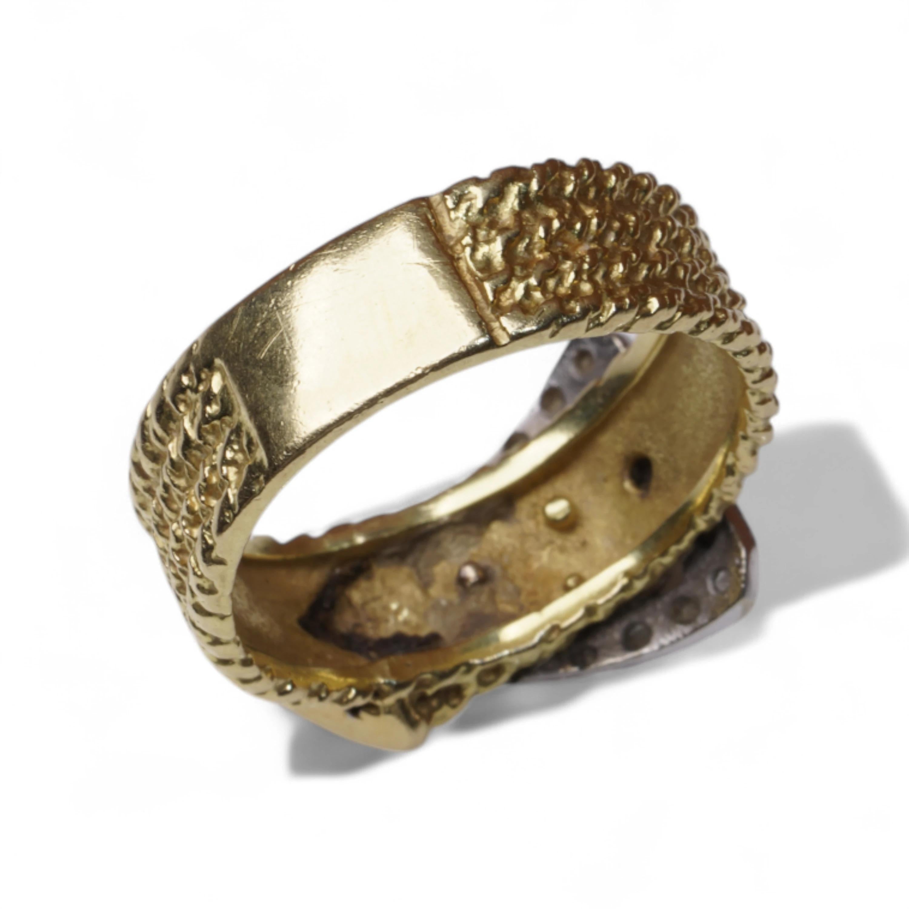 Anello vintage con fibbia in oro 18 carati e diamanti - design strutturato in vendita 5