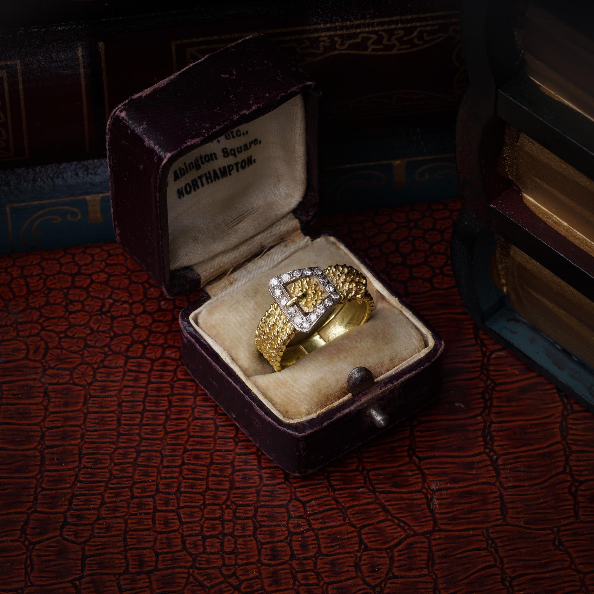 Questo anello vintage con fibbia per cintura in oro giallo 18kt è un esempio straordinario di design di gioielli della metà del XX secolo. Il cinturino d'oro testurizzato presenta un motivo dettagliato di fibbie che simboleggiano fedeltà, forza e
