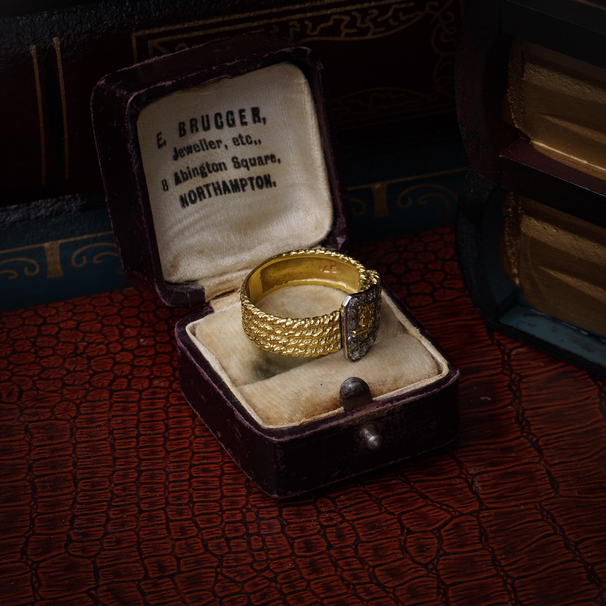 Taglio brillante Anello vintage con fibbia in oro 18 carati e diamanti - design strutturato in vendita