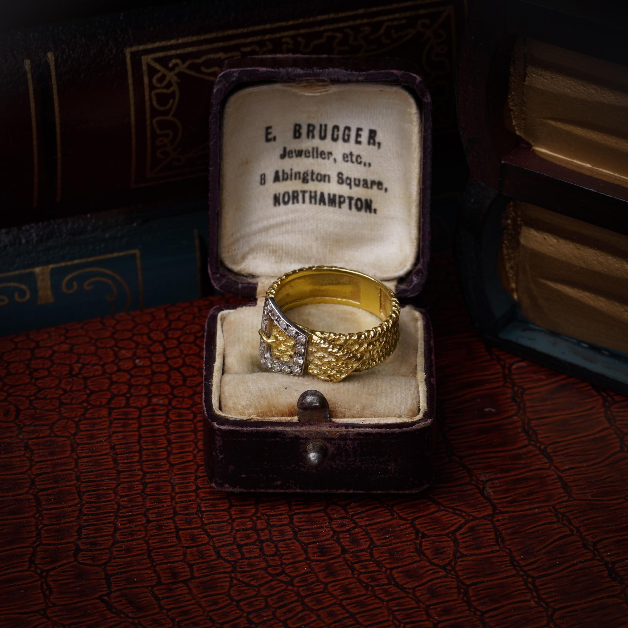 Anello vintage con fibbia in oro 18 carati e diamanti - design strutturato In condizioni buone in vendita a Braintree, GB