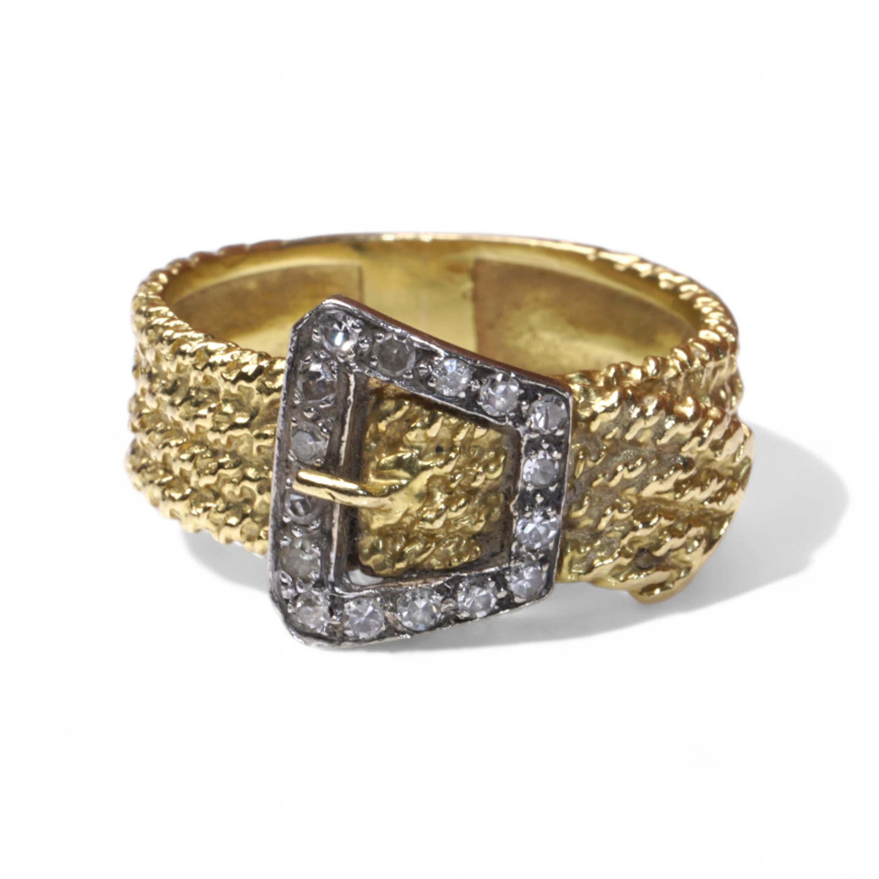 Anello vintage con fibbia in oro 18 carati e diamanti - design strutturato in vendita 4