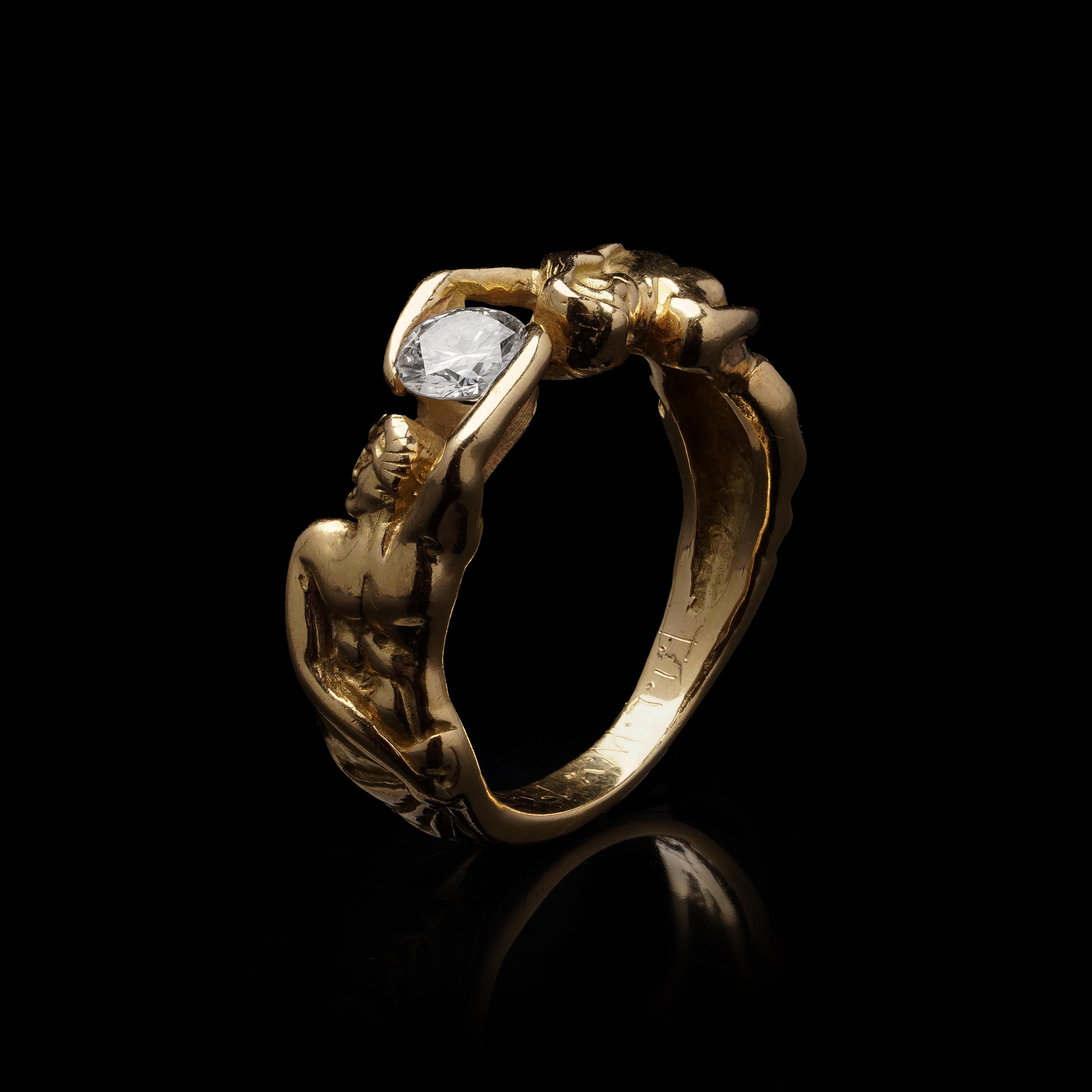 Vintage 18kt Gold Embrace Ring with Diamond, c. 1950-1970

Cette bague vintage sculpturale en or massif 18kt représente un homme et une femme dans une étreinte stylisée. Les deux figures sont conçues pour soutenir un seul diamant rond de taille