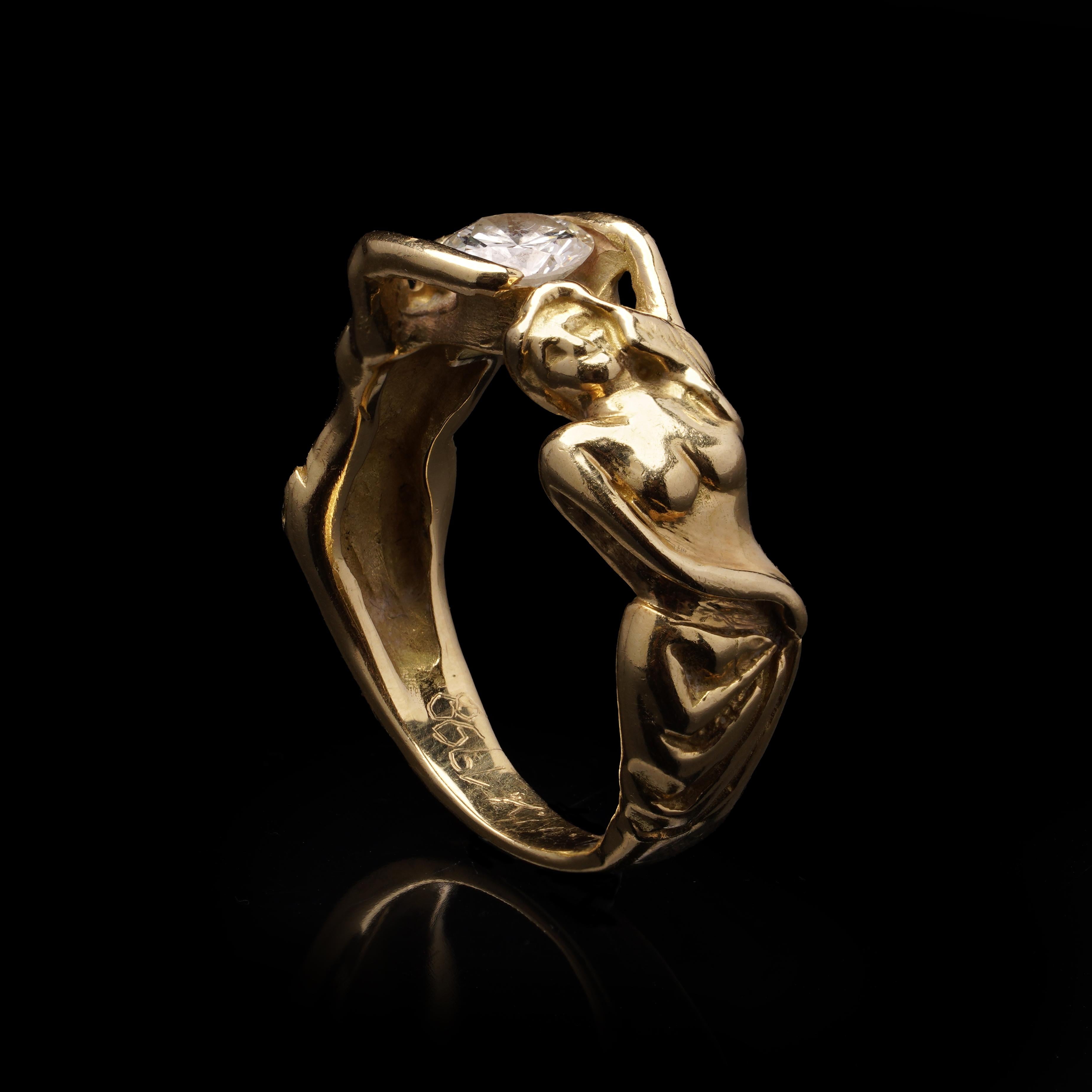 Taille ronde Vintage 18kt Gold Embrace Ring with Diamond, c. 1950-1970 en vente