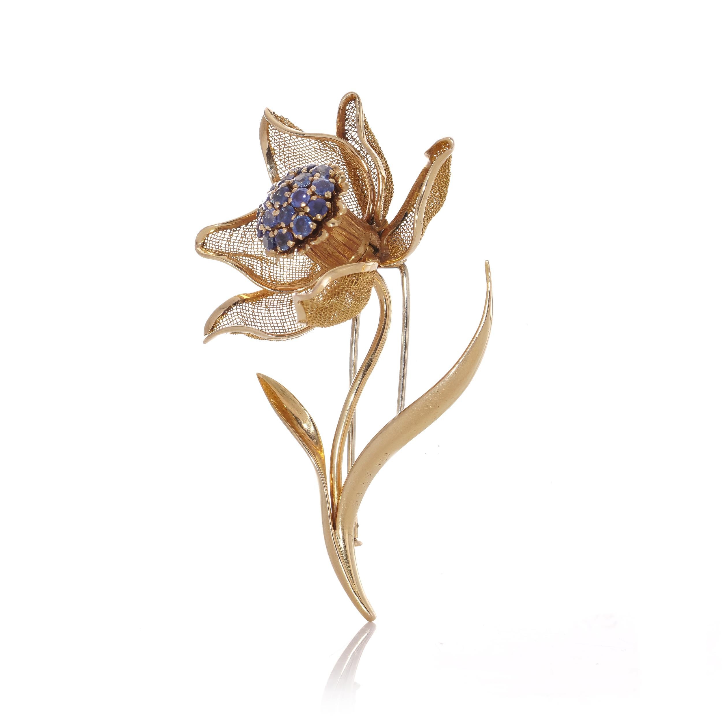 Blumenbrosche aus 18 Karat Gold in Blumenform mit Scharnier-Netzblättern aus Mesh, gefasst mit Saphiren im Zustand „Gut“ im Angebot in Braintree, GB