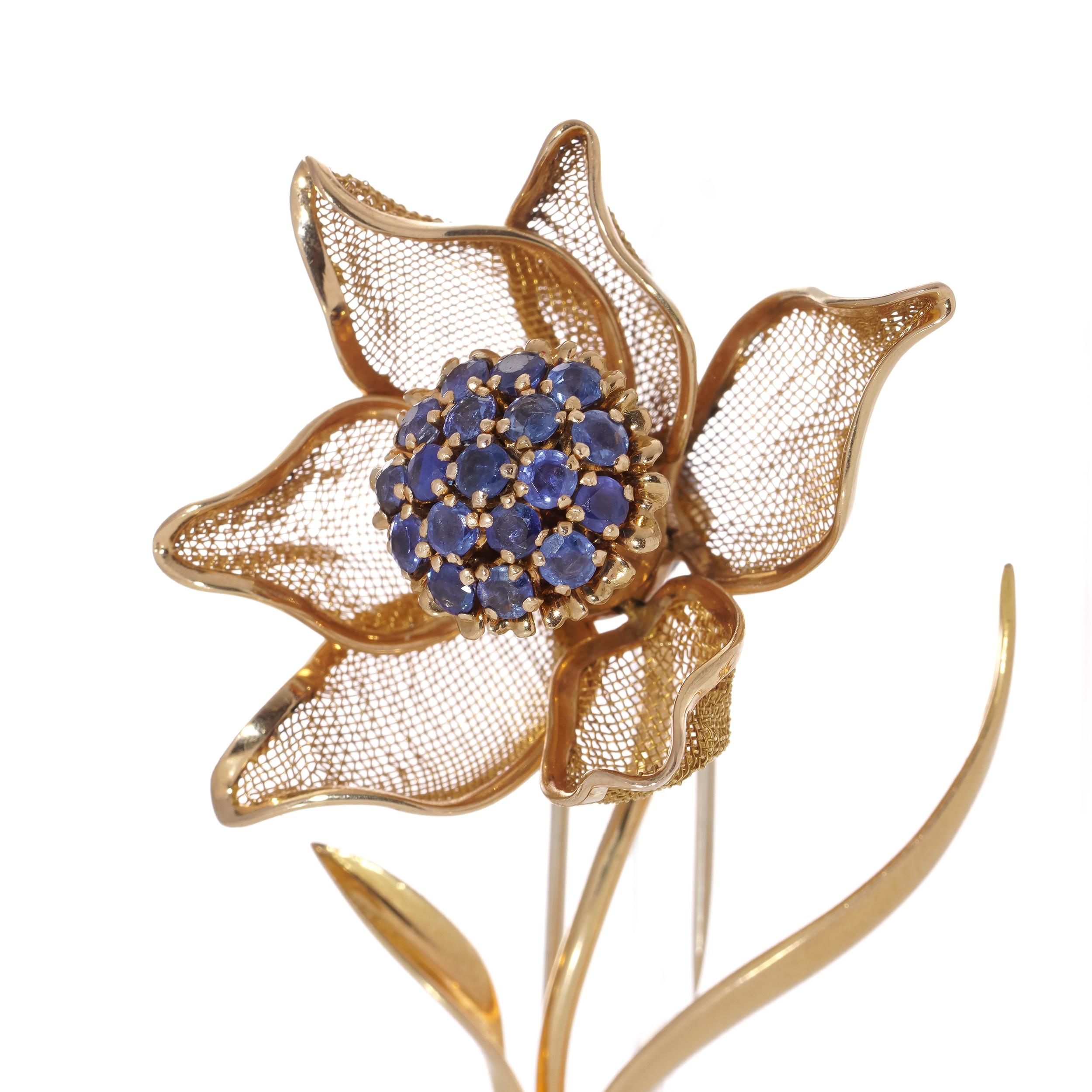 Blumenbrosche aus 18 Karat Gold in Blumenform mit Scharnier-Netzblättern aus Mesh, gefasst mit Saphiren für Damen oder Herren im Angebot