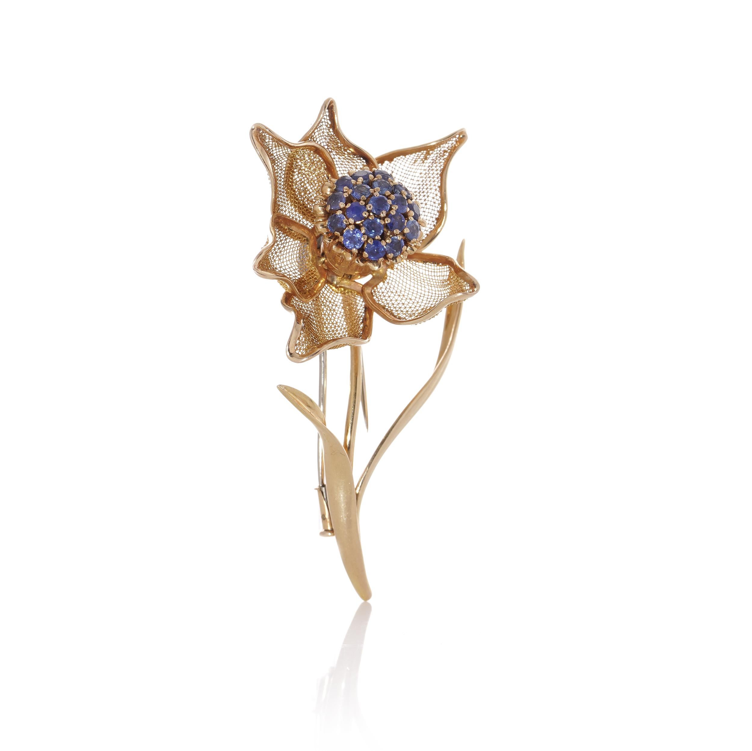 Vintage 18kt. gold floral form brooch with hinged mesh petals set with sapphires For Sale 3