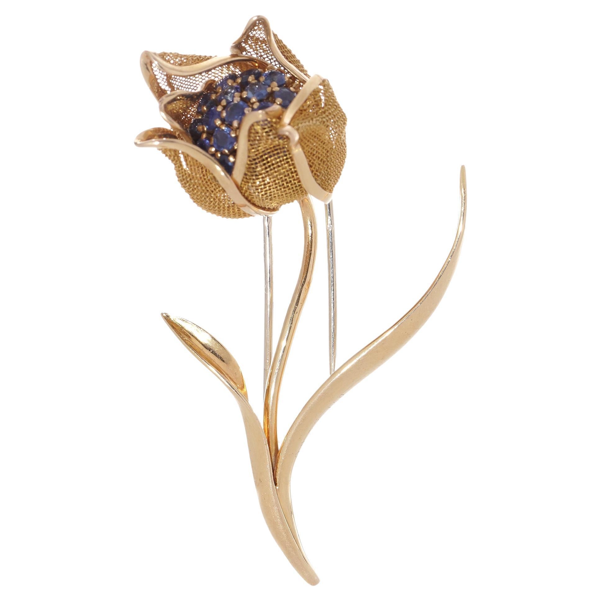Blumenbrosche aus 18 Karat Gold in Blumenform mit Scharnier-Netzblättern aus Mesh, gefasst mit Saphiren im Angebot