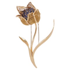 Vintage 18kt. gold floral form brooch with hinged mesh petals set with sapphires
