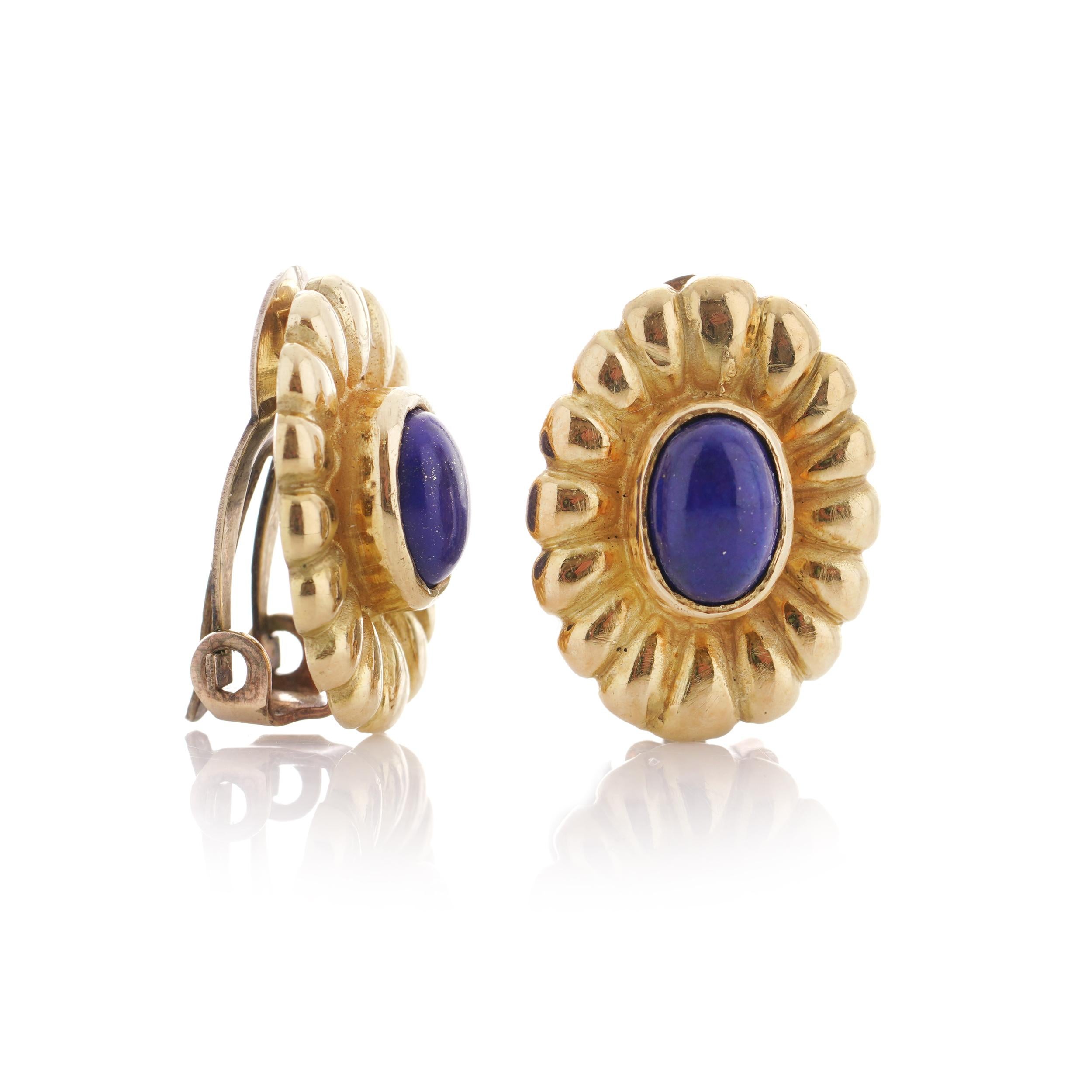 Vintage 18kt. yellow gold flower-shaped pair of clip-on earrings set with lapis lazuli.
Made in circa 1980's
Please note: clips have been added later and bear the 9kt. gold mark.

Dimensions -
Size: 1.7 x 1.2 cm
Weight: 8.2 grams

Lapis lazuli