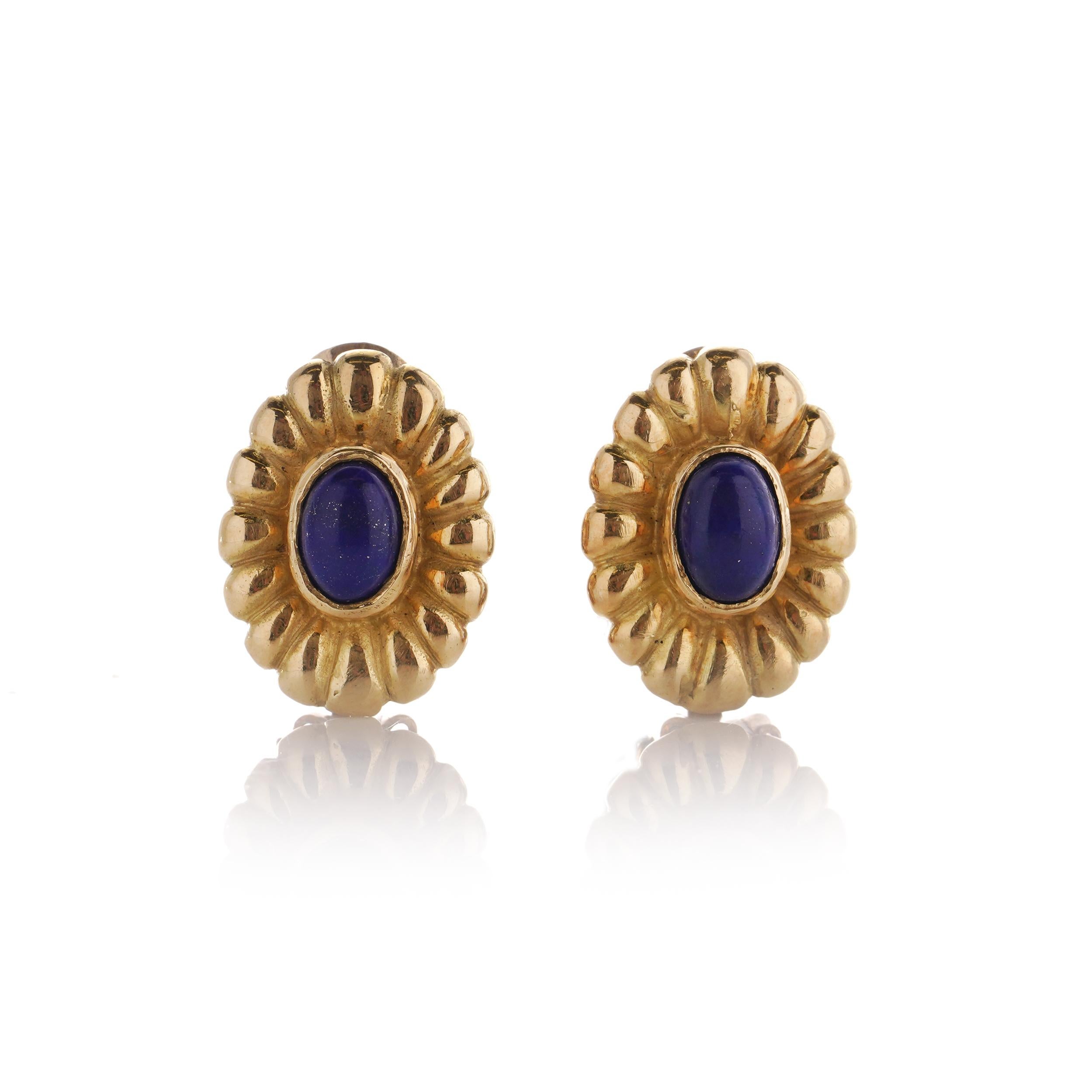 Cabochon Vintage 18kt. gold flower-shaped pair of clip-on earrings set with lapis lazuli  For Sale