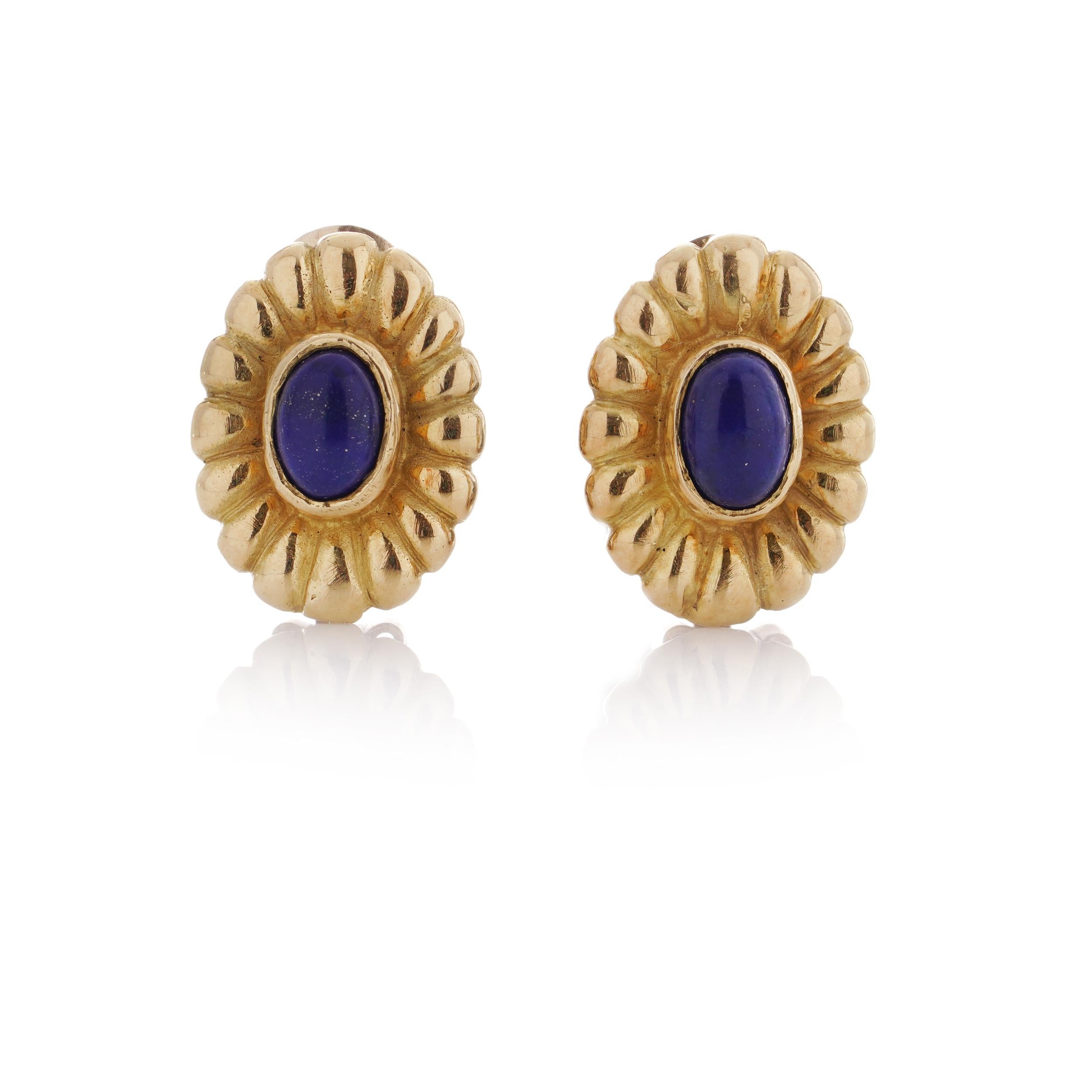 Vintage 18kt. gold flower-shaped pair of clip-on earrings set with lapis lazuli  For Sale 2