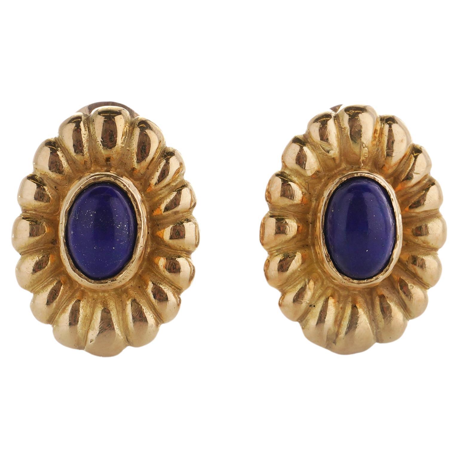 Paire de boucles d'oreilles à clip en or 18kt. en forme de fleur, serties de lapis-lazuli  en vente