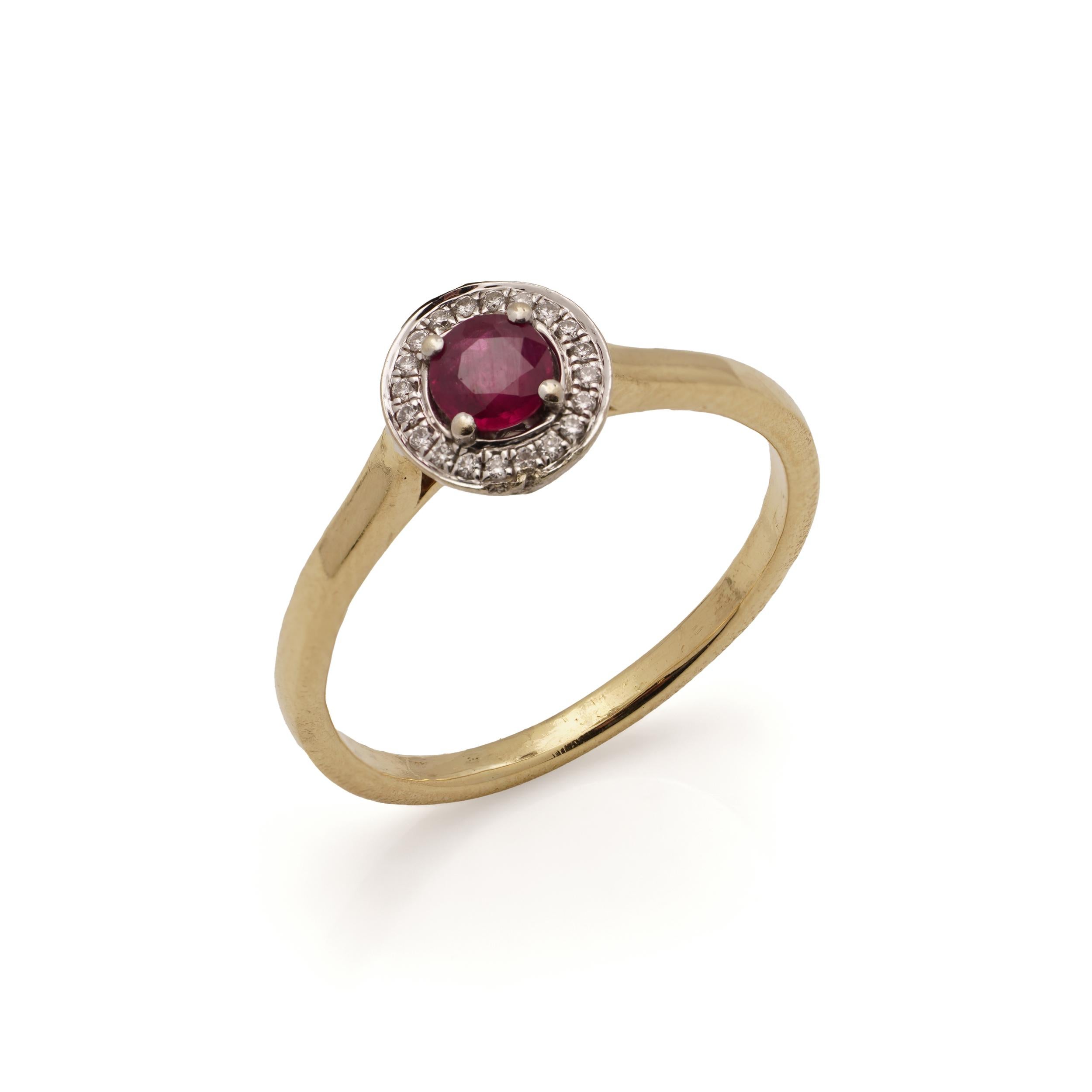Bague vintage en or 18 carats, rubis naturel et diamants  Entièrement poinçonné  0.45ct Rubis

Une charmante bague vintage en or jaune 18 carats, entièrement poinçonnée avec des marques d'assay anglaises. La pièce maîtresse est un rubis naturel d'un