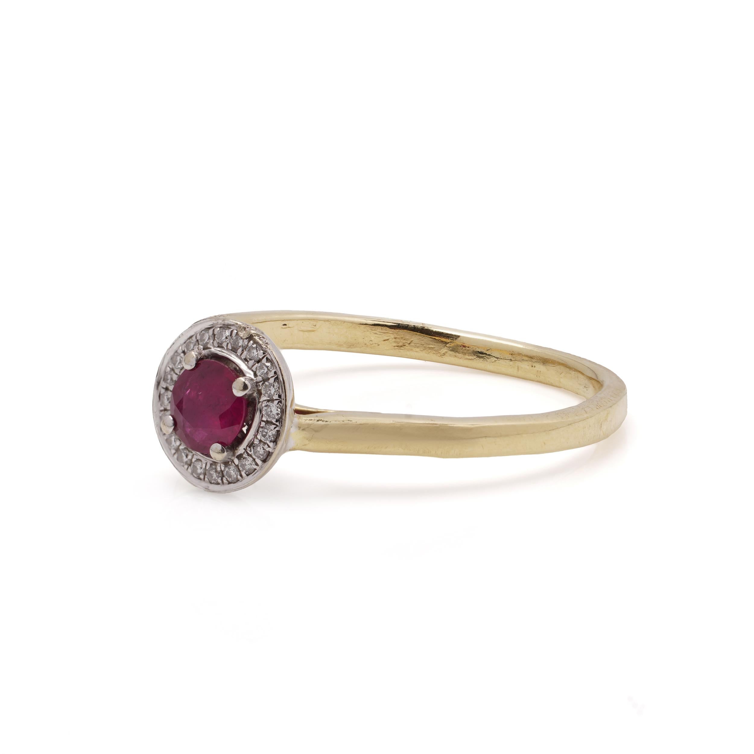 Bague vintage en or 18 carats, rubis naturel et diamants  Entièrement poinçonné  0.45ct Rubis en vente 1