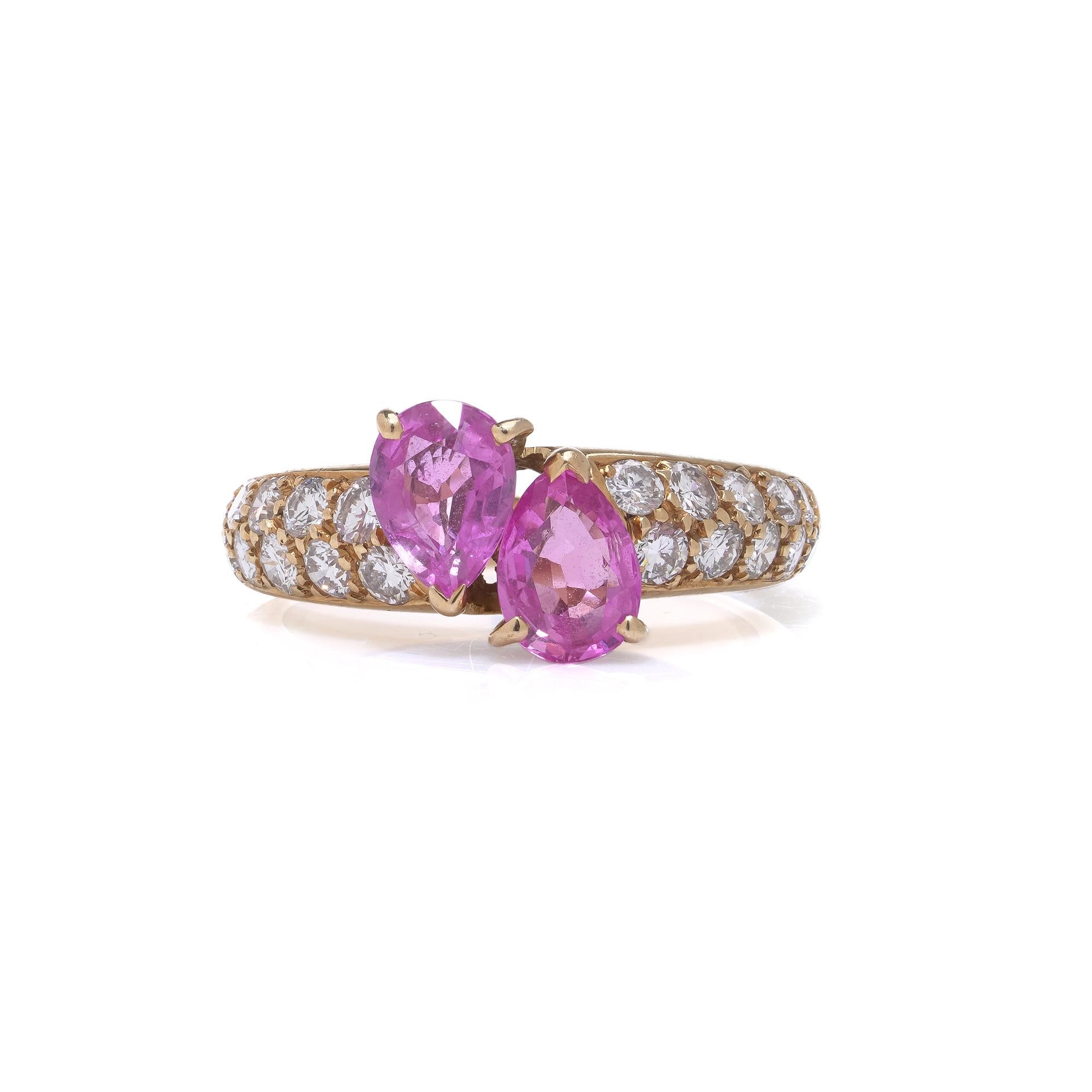 Anello con zaffiro rosa e diamante in oro 18 carati
Circa anni '70

Un elegante anello in oro giallo 18kt con due zaffiri rosa naturali a forma di pera, ciascuno del peso di circa 0,40 carati, per un peso totale di 0,80 carati. Gli zaffiri hanno una
