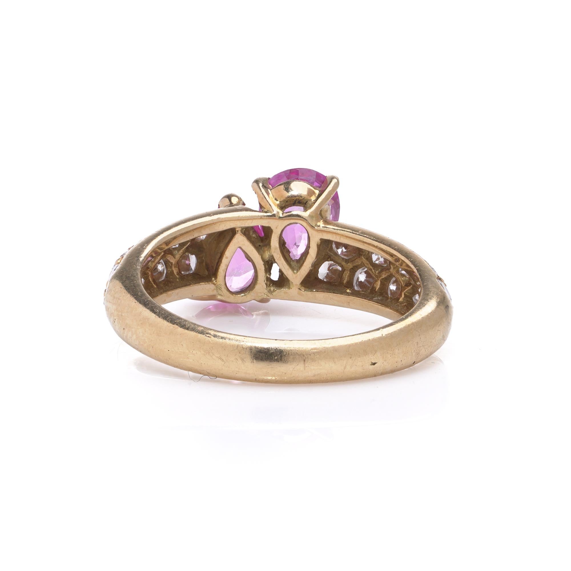 Anello vintage in oro 18kt con zaffiro rosa e diamanti In condizioni buone in vendita a Braintree, GB