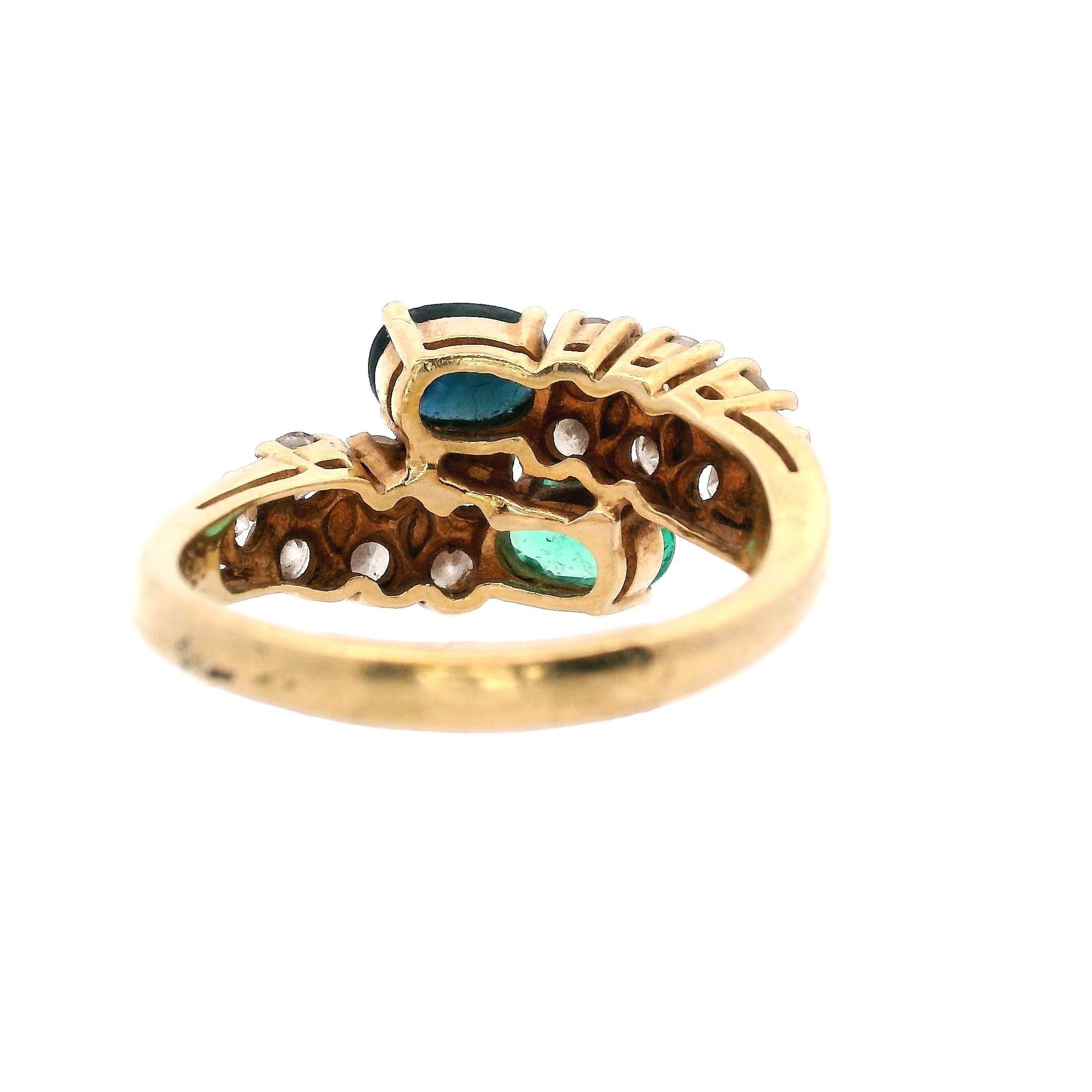 Toi et Moi 18kt Gold Ring with Diamonds, Emerald and Sapphire In Excellent Condition For Sale In Aventura, FL