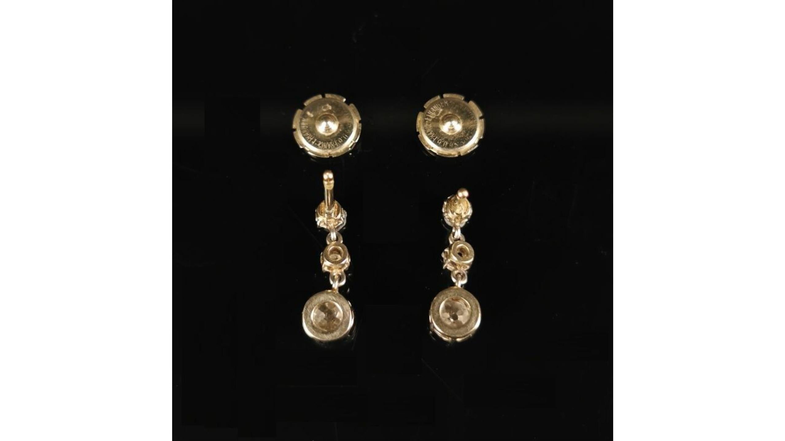 Pair of 18K white gold sleeper earrings, each set with a round brilliant-cut diamond and a smaller round old-cut diamond. 
Height: approx. 1.5 cm. Diamond approx. 1,2ct for total.Gross weight: 3.6 g