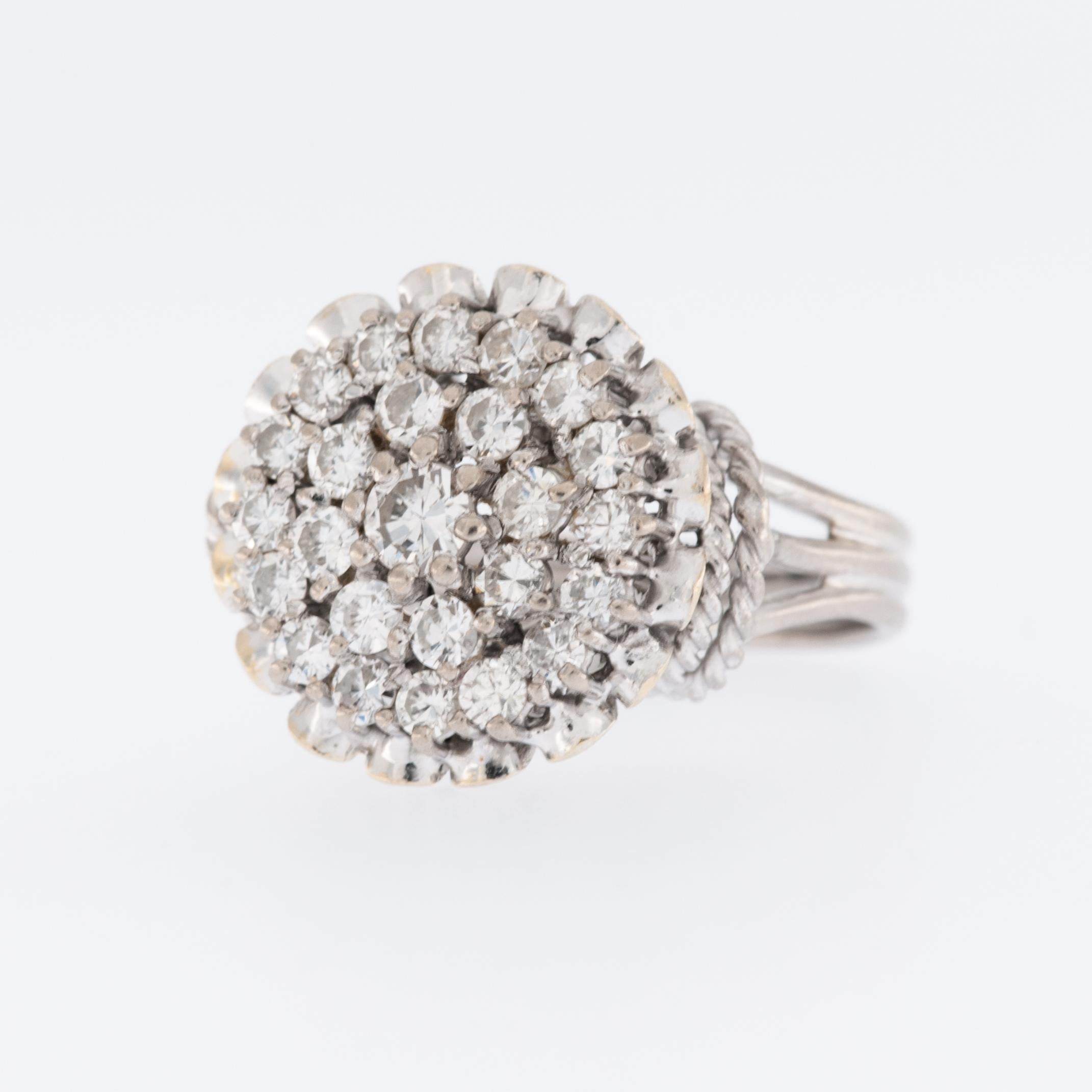 Vintage 18 Karat White Gold and Diamonds Cocktail Ring In Good Condition For Sale In Esch-Sur-Alzette, LU