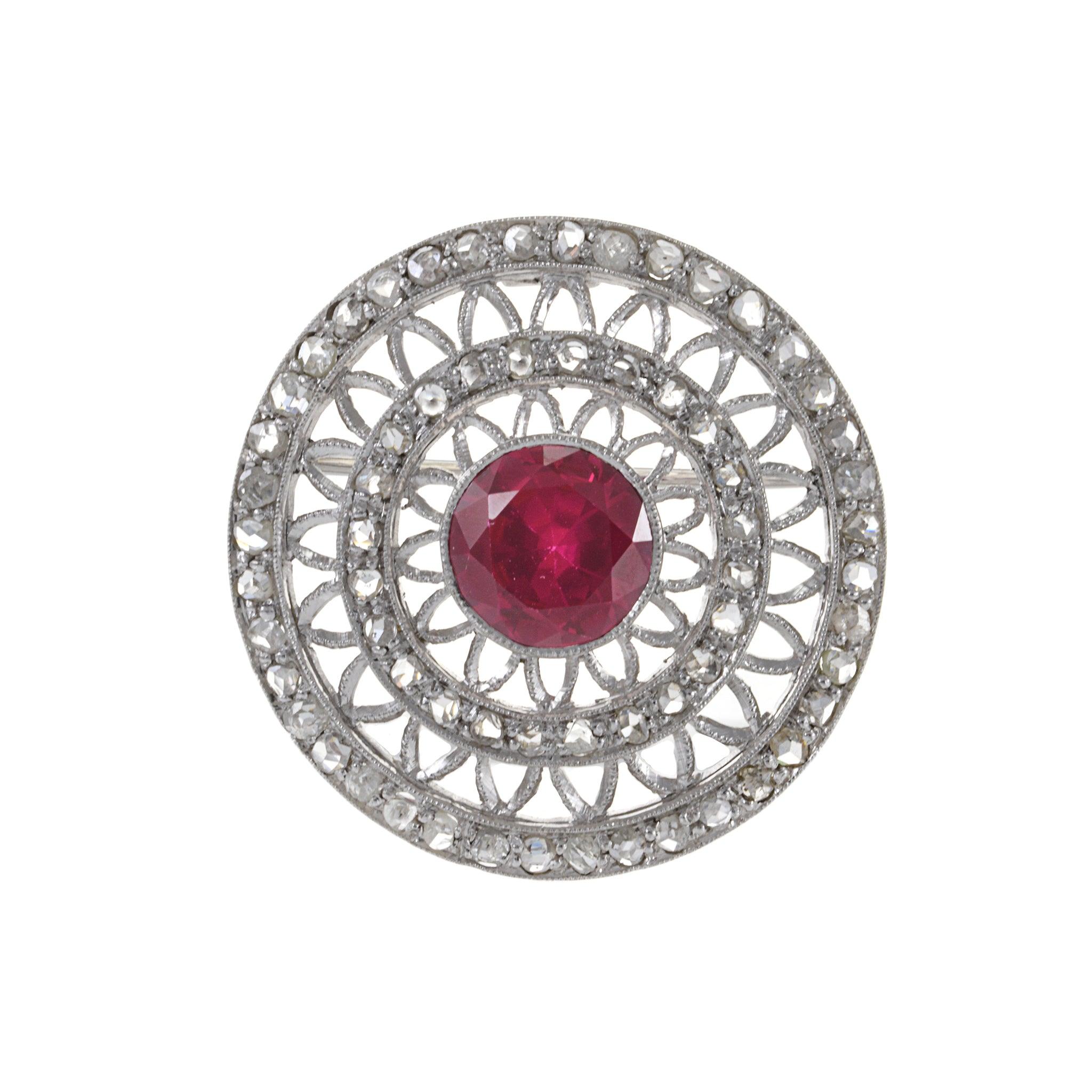 Questa squisita spilla è caratterizzata da uno splendido diamante taglio rosa da 2,80 CT-TW, che aggiunge un tocco di eleganza al design vintage in oro bianco 18KT e rubino sintetico. Il mix perfetto di raffinatezza e bellezza senza tempo. 10,61