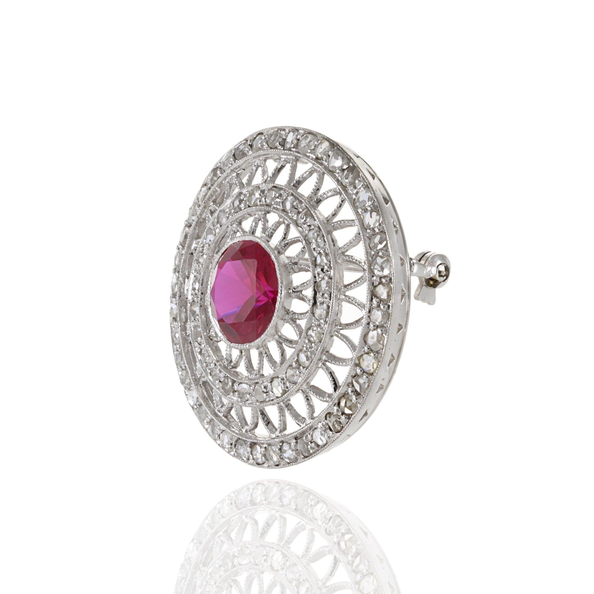 Taglio a rosa Spilla vintage in oro bianco 18KT Art Deco con rubino sintetico e diamanti in vendita