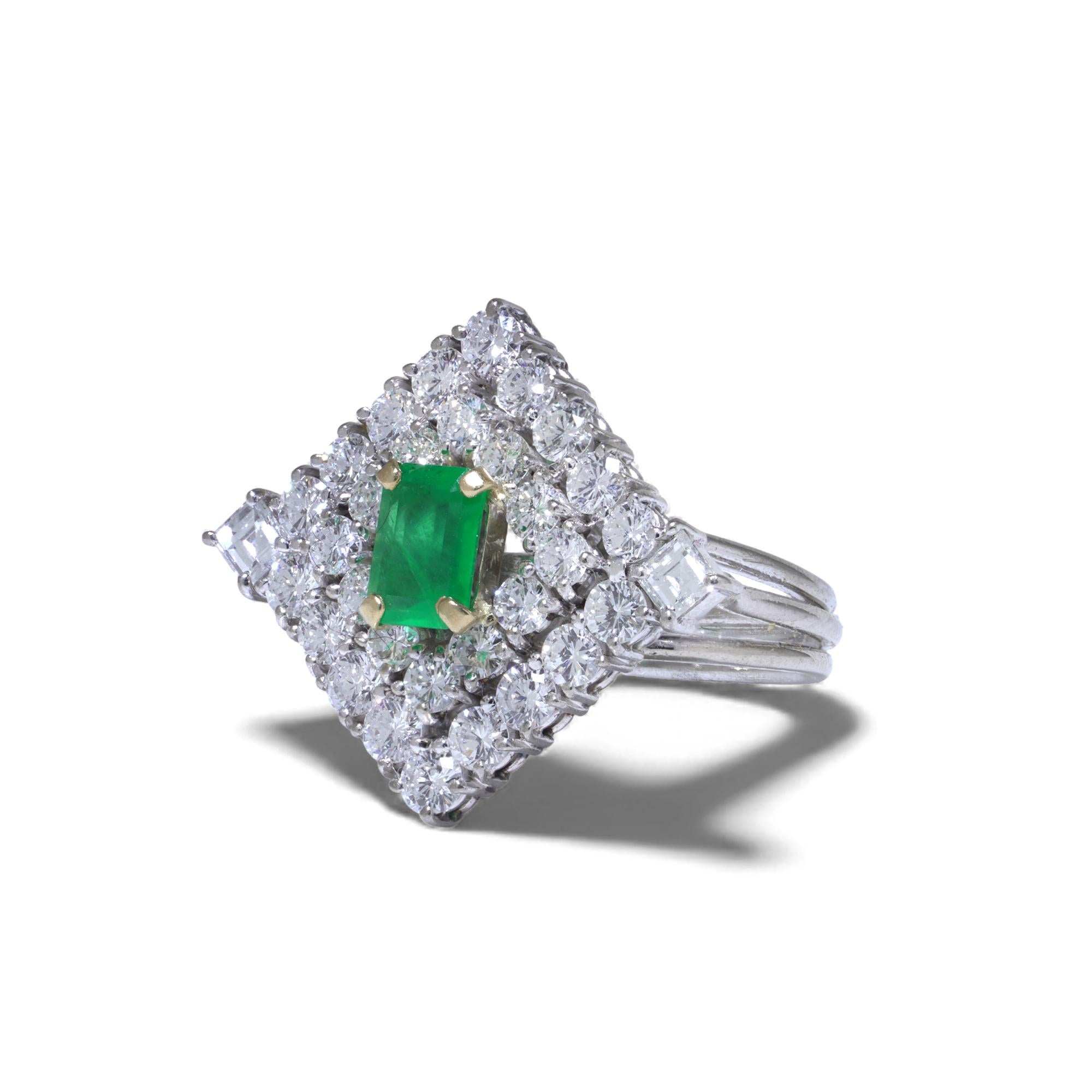Art déco Vintage 18KT White Gold Colombian Emerald & Diamond Cluster Ring, 1970s en vente