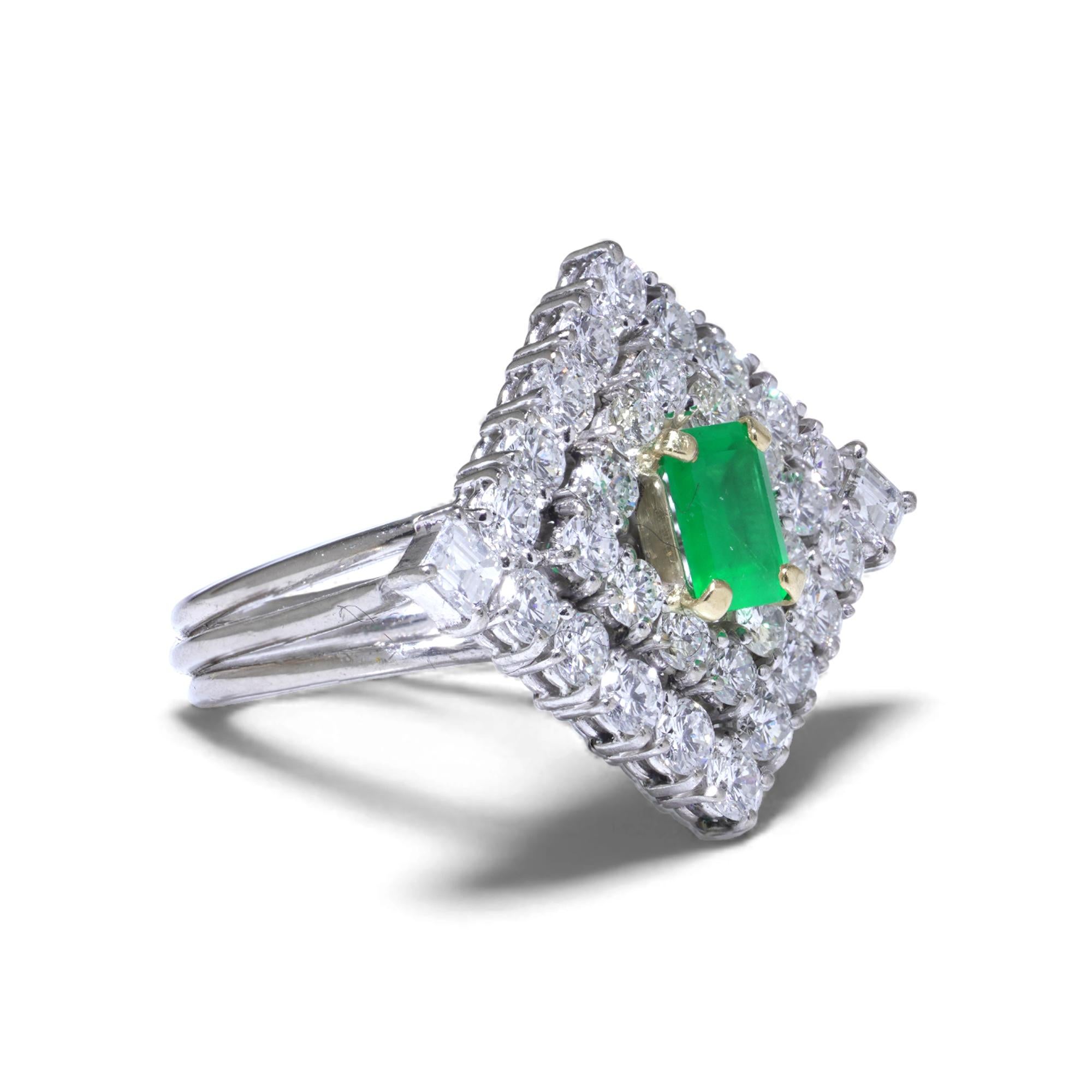 Taille carrée Vintage 18KT White Gold Colombian Emerald & Diamond Cluster Ring, 1970s en vente
